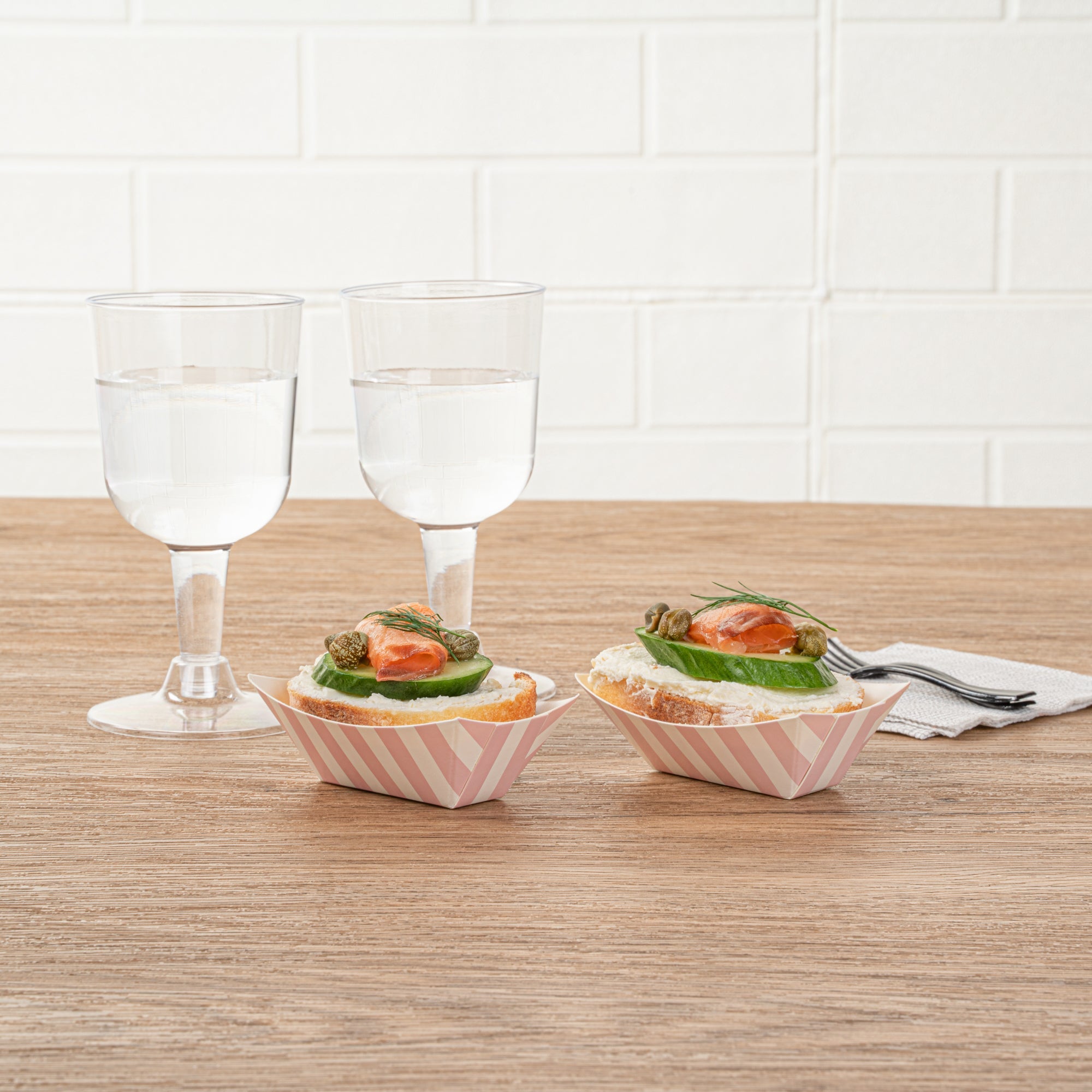Bio Tek 2 oz Pink and White Stripe Paper Food Tray / Boat - 3 1/4" x 2 1/4" x 1 1/4" - 400 count box