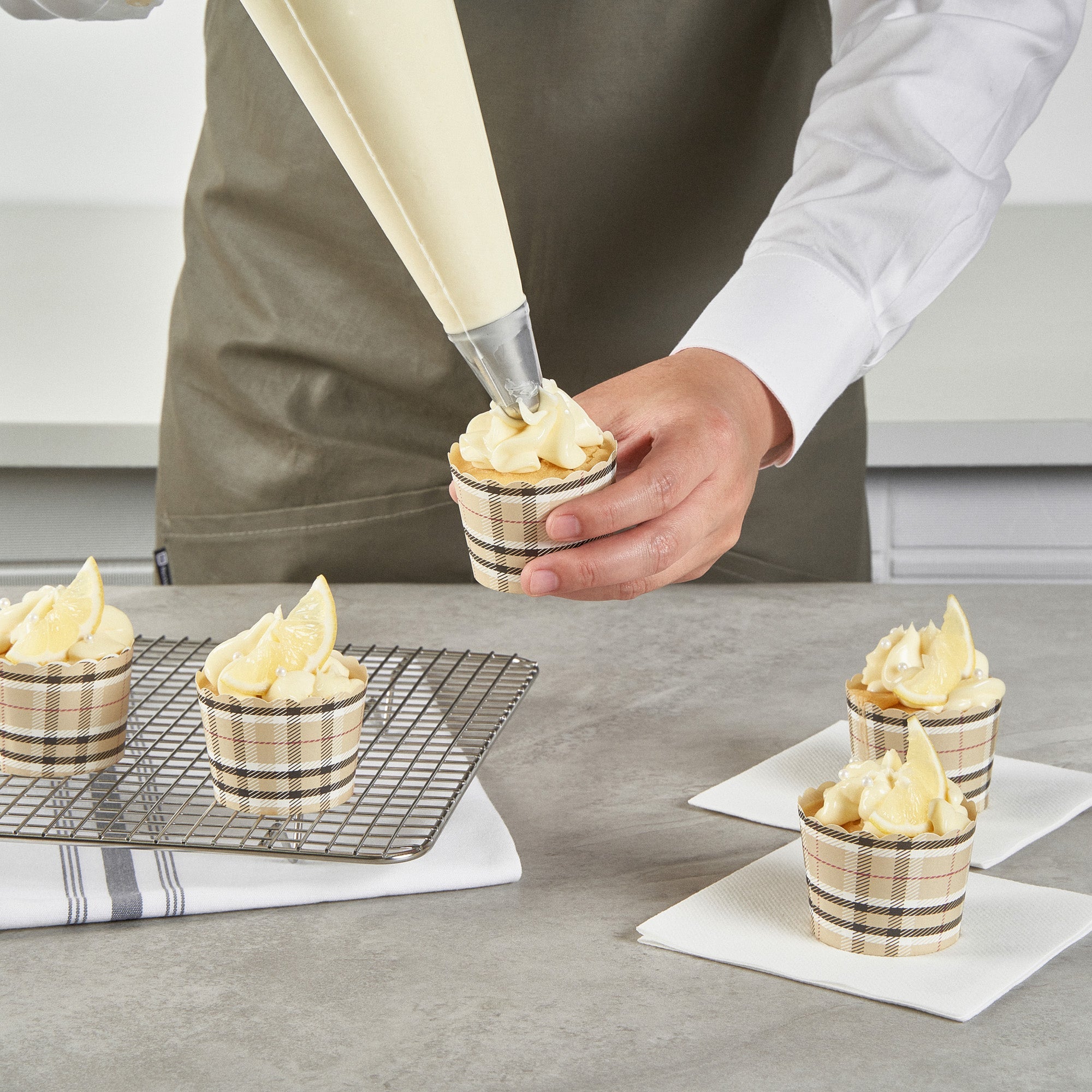 Panificio 3 oz Round Plaid Paper Mini Baking Cup - Scalloped - 2 1/2" x 2 1/2" x 1 3/4" - 200 count box