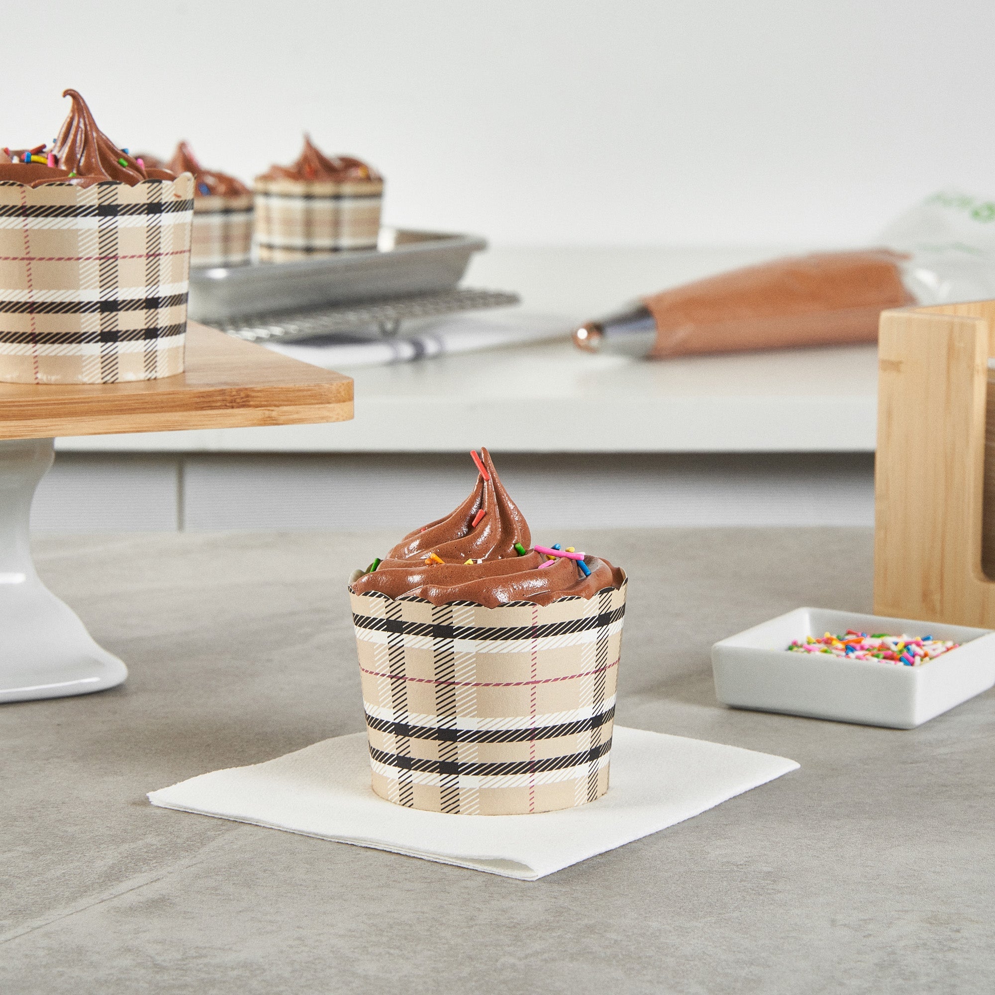 Panificio 6 oz Round Plaid Paper Classic Baking Cup - Scalloped - 2 3/4" x 2 3/4" x 2 1/4" - 200 count box