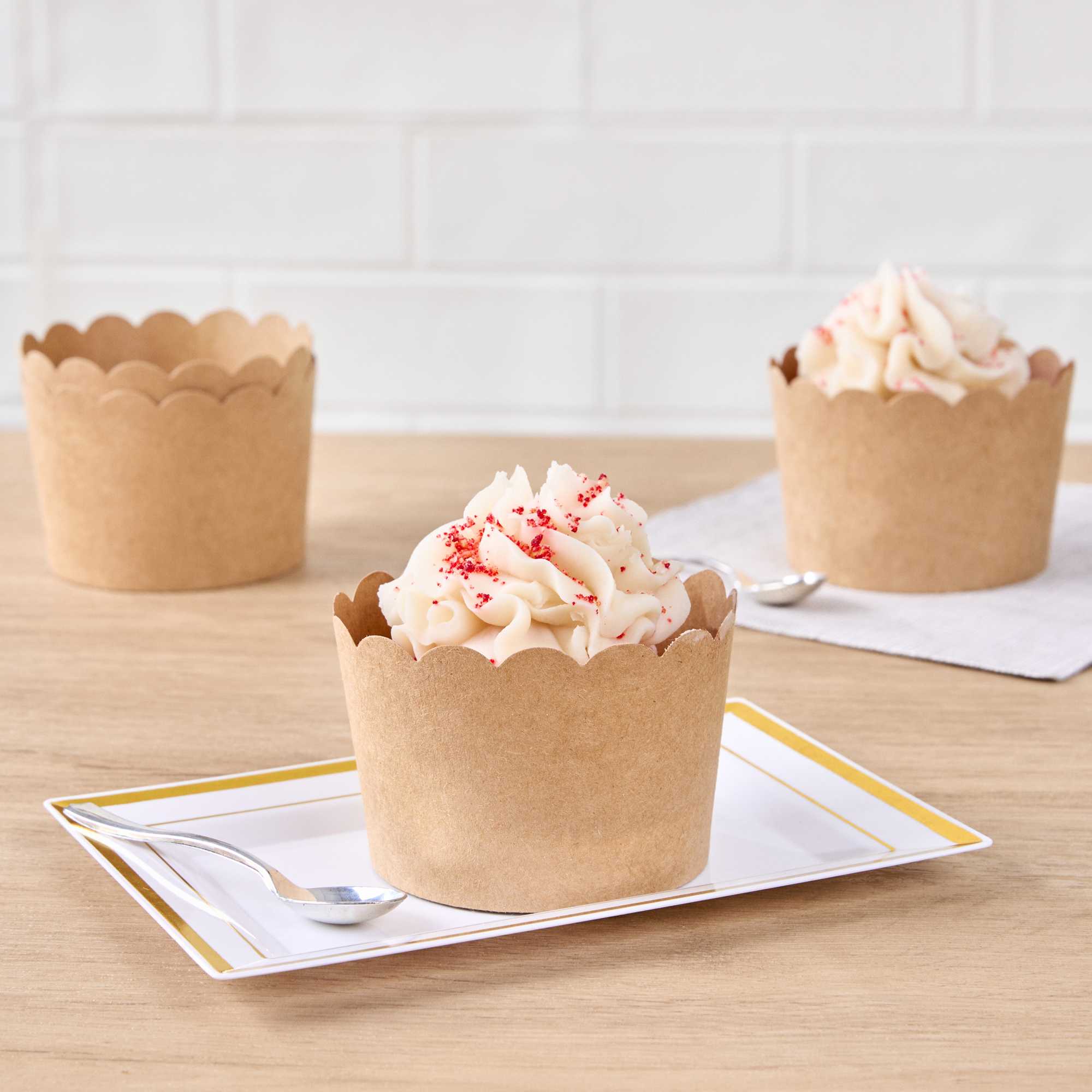 Panificio 10 oz Kraft Paper Jumbo Baking Cup - Scalloped - 3 1/2" x 3 1/2" x 2 1/2" - 200 count box