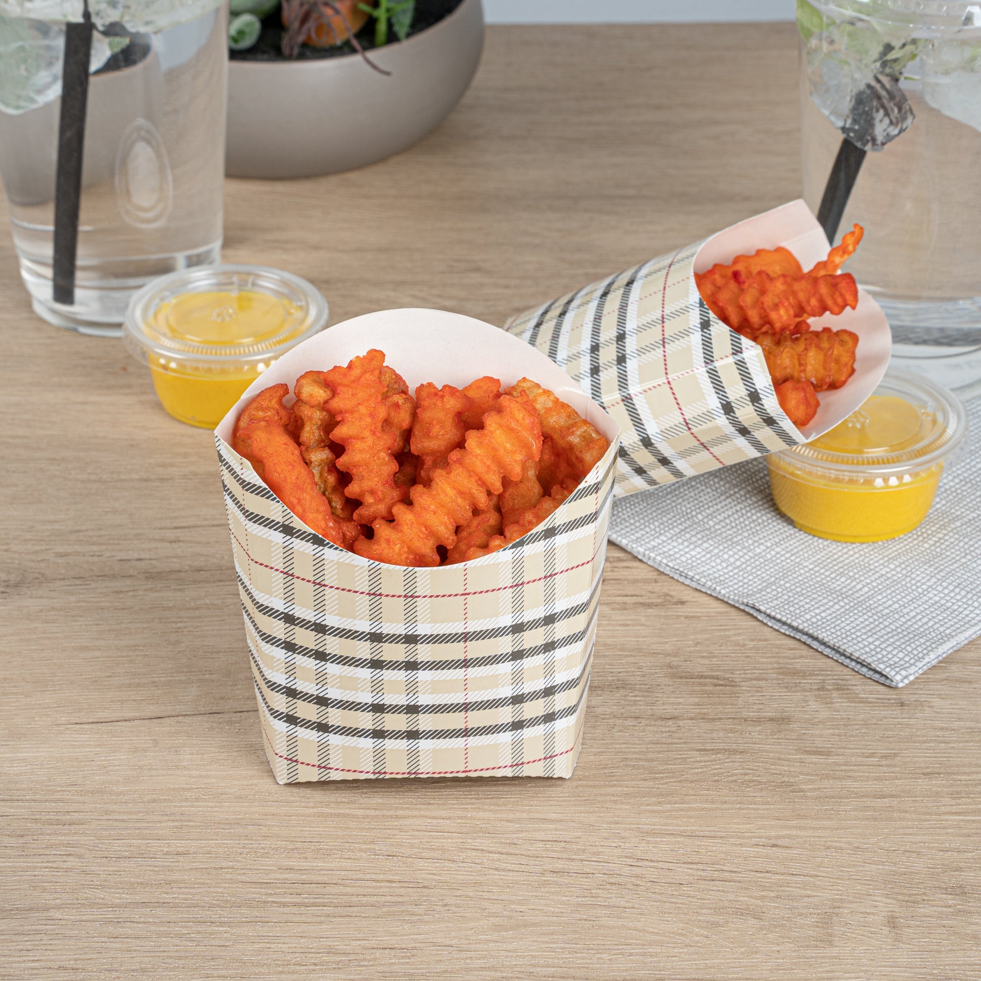Bio Tek 3 oz Plaid Paper Fry Cup / Snack Container - 4 1/2" x 3 1/4" x 3 3/4" - 100 count box
