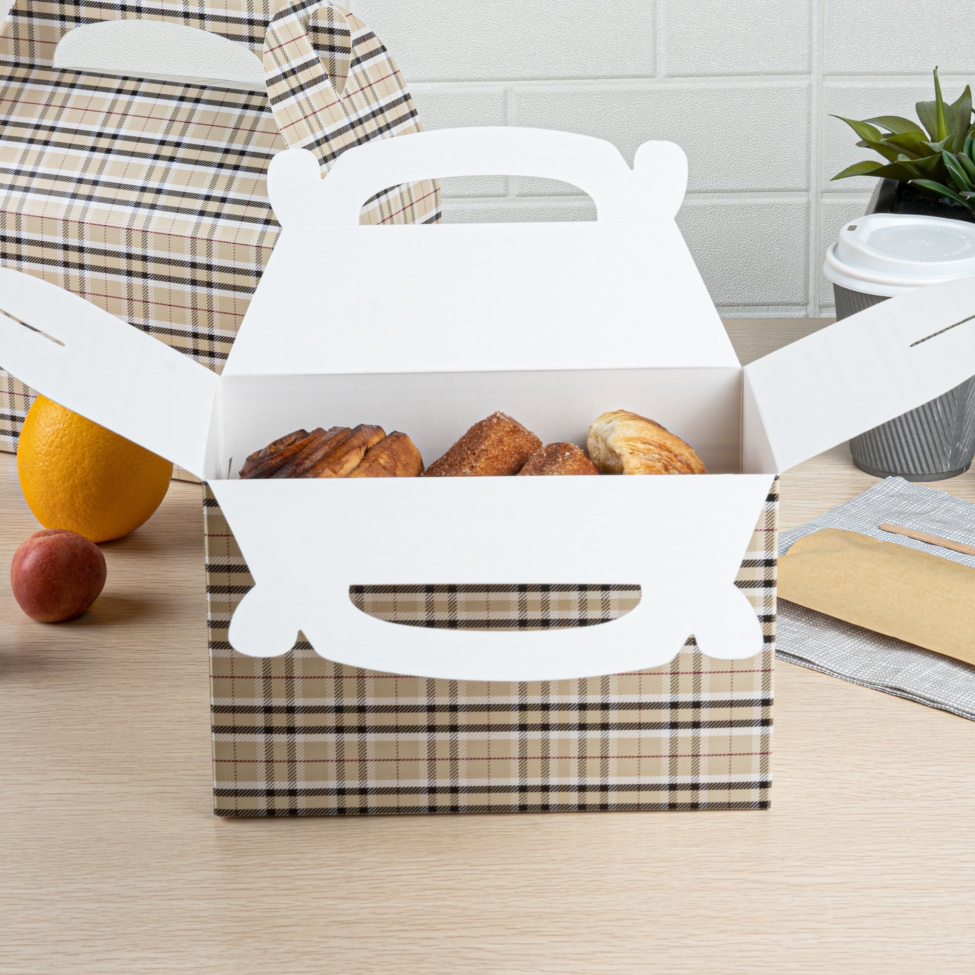 Bio Tek Plaid Paper Gable Box / Take Out Container - Compostable - 8 1/2" x 4 3/4" x 5 1/2" - 25 count box