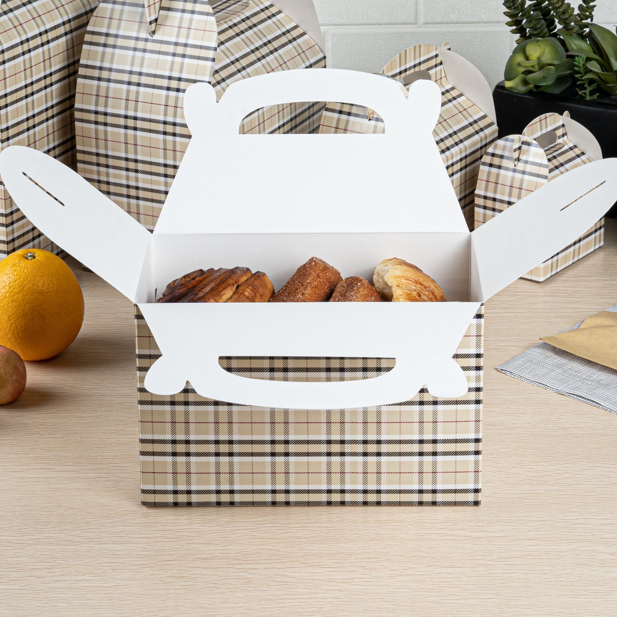 Bio Tek Plaid Paper Gable Box / Take Out Container - Compostable - 8 1/2" x 4 3/4" x 5 1/2" - 100 count box
