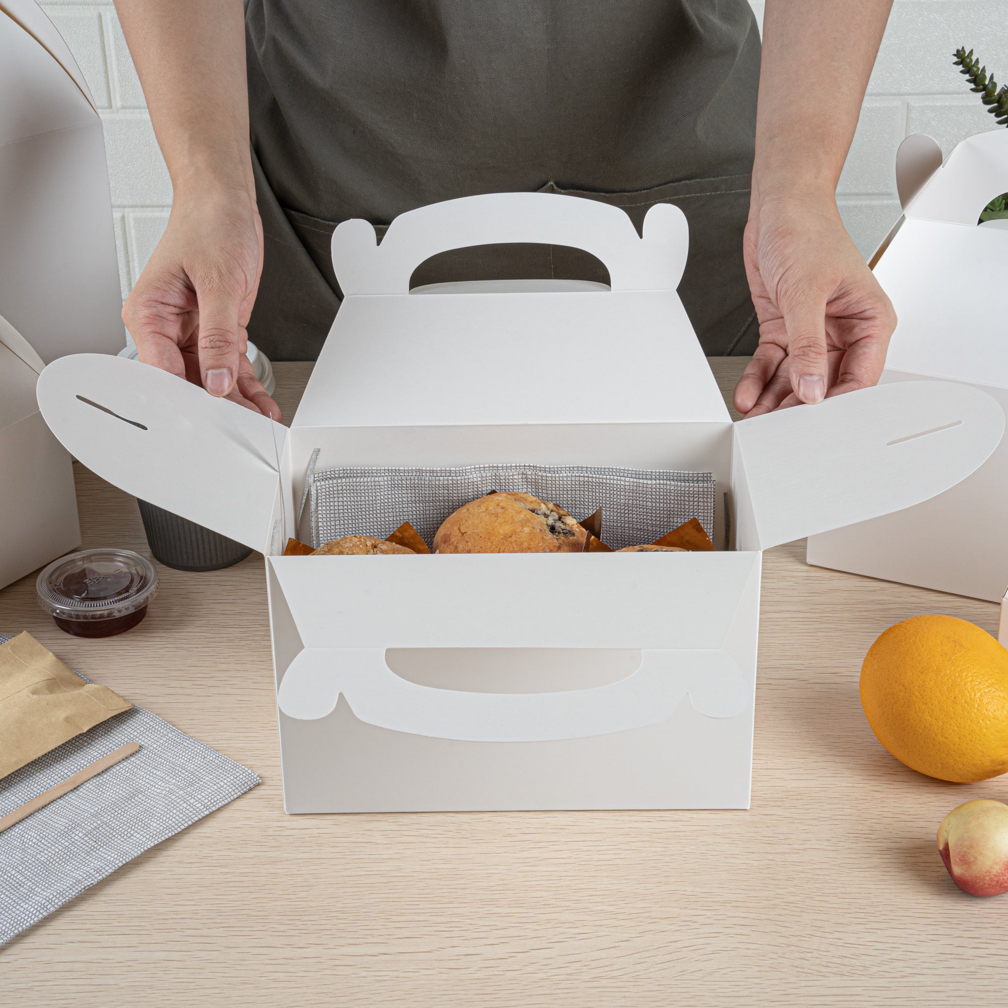 Bio Tek White Paper Gable Box / Take Out Container - Greaseproof - 8 1/2" x 4 3/4" x 5 1/2" - 25 count box