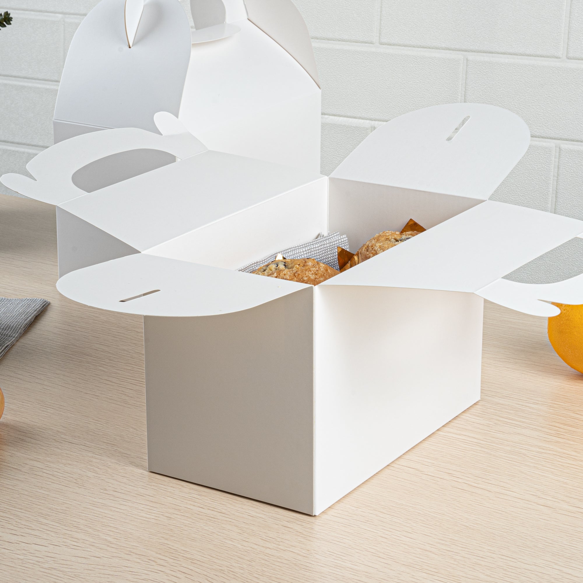 Bio Tek White Paper Gable Box / Take Out Container - Greaseproof - 8 1/2" x 4 3/4" x 5 1/2" - 100 count box