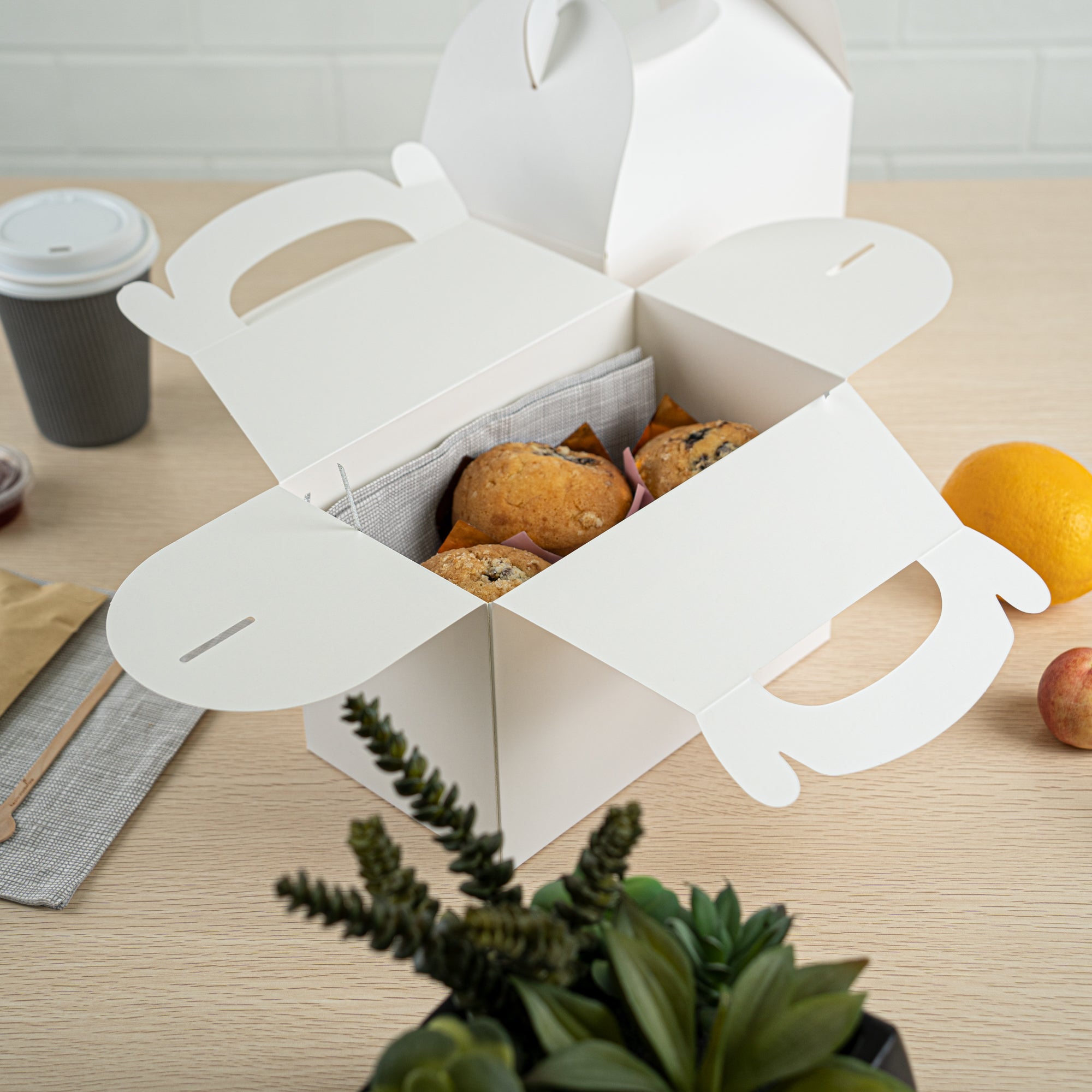 Bio Tek White Paper Gable Box / Take Out Container - Greaseproof - 8 1/2" x 4 3/4" x 5 1/2" - 100 count box