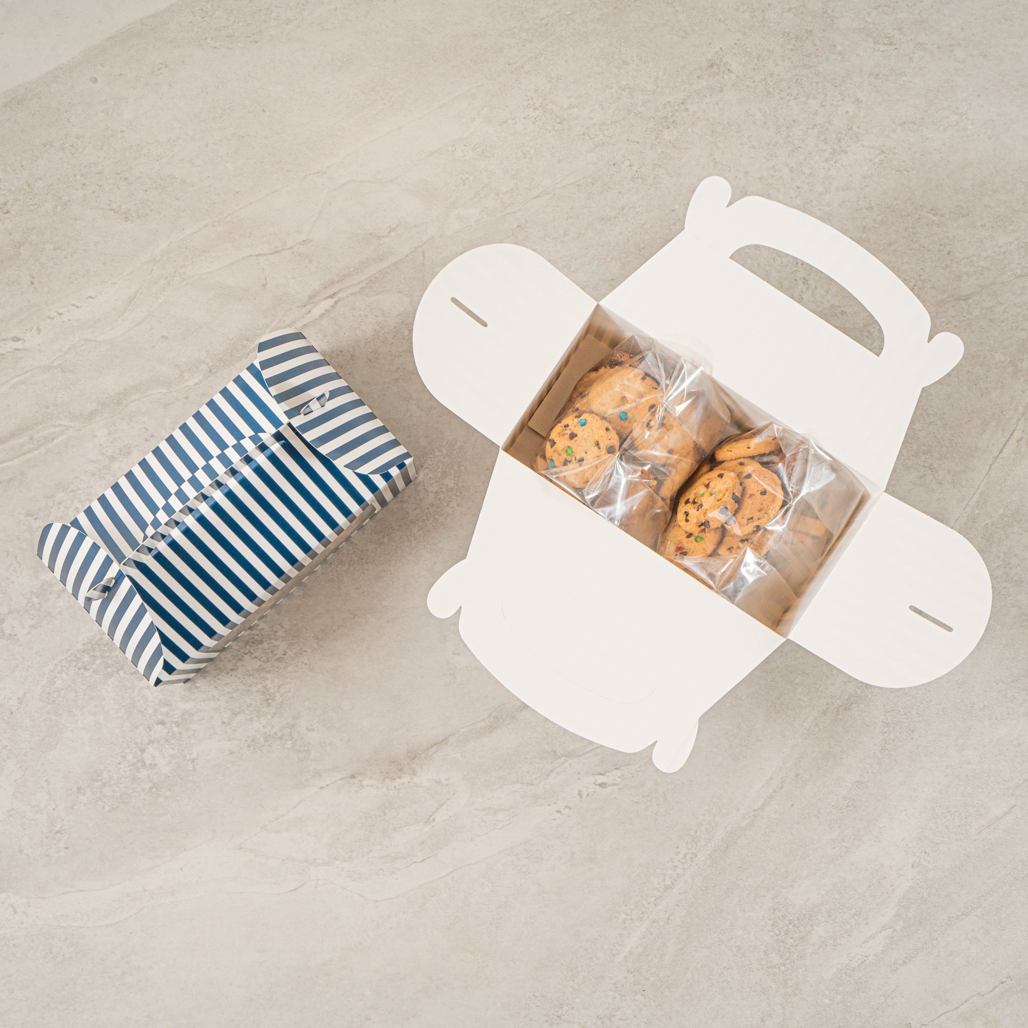 Bio Tek Blue and White Stripe Paper Gable Box / Take Out Container - with Window - 9 1/2" x 5" x 5" - 100 count box