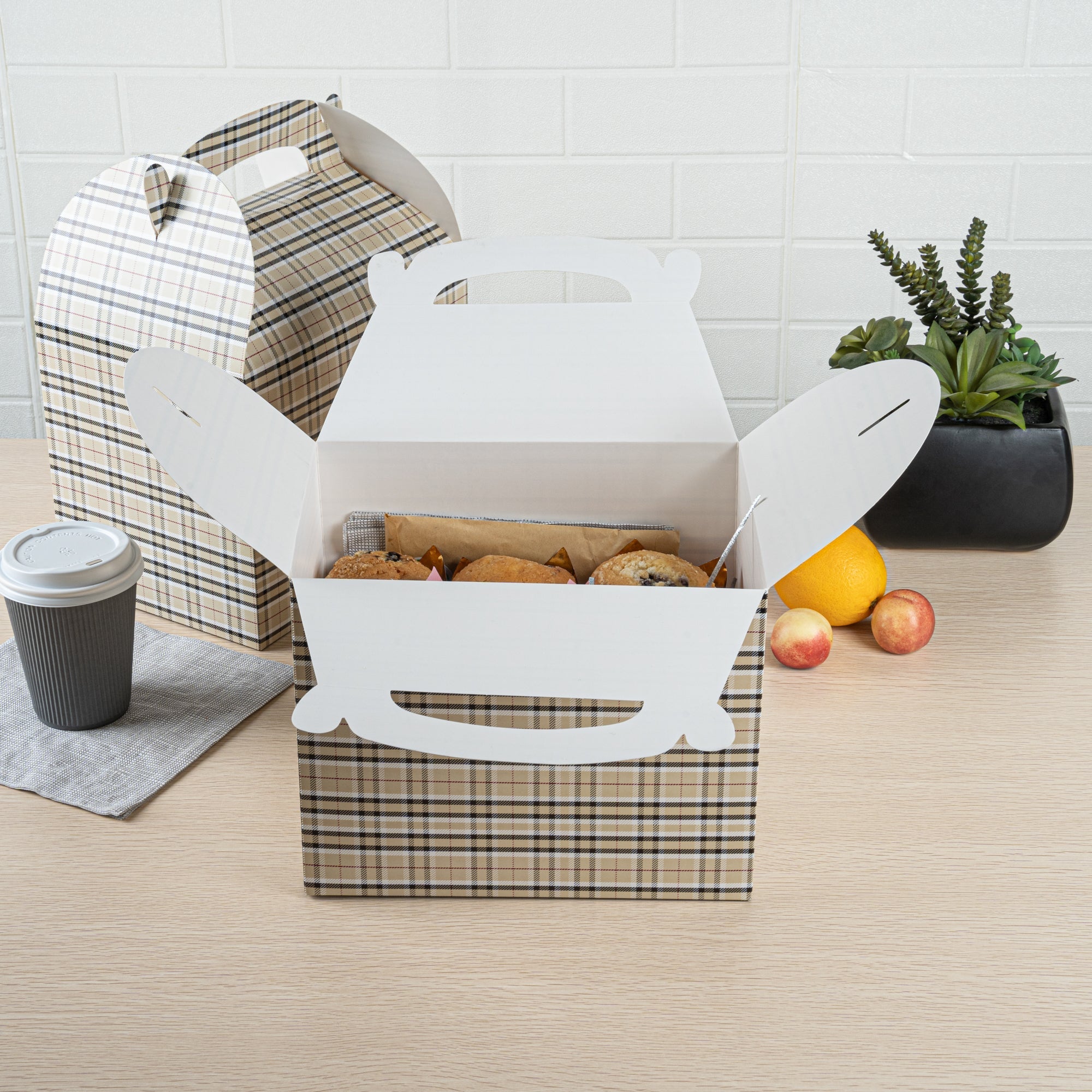 Bio Tek Plaid Paper Gable Box / Take Out Container - Compostable - 10" x 7" x 8" - 25 count box