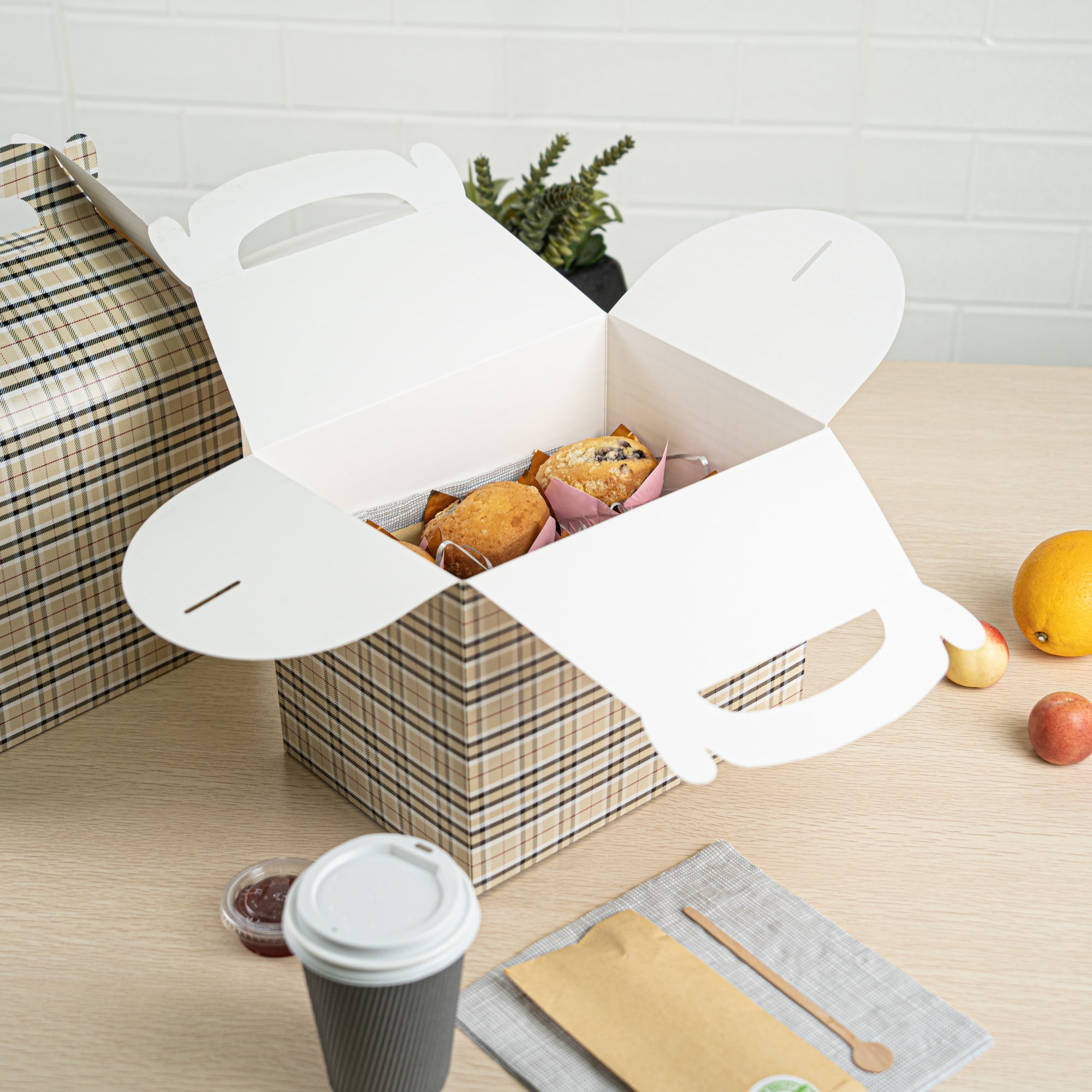 Bio Tek Plaid Paper Gable Box / Take Out Container - Compostable - 10" x 7" x 8" - 100 count box