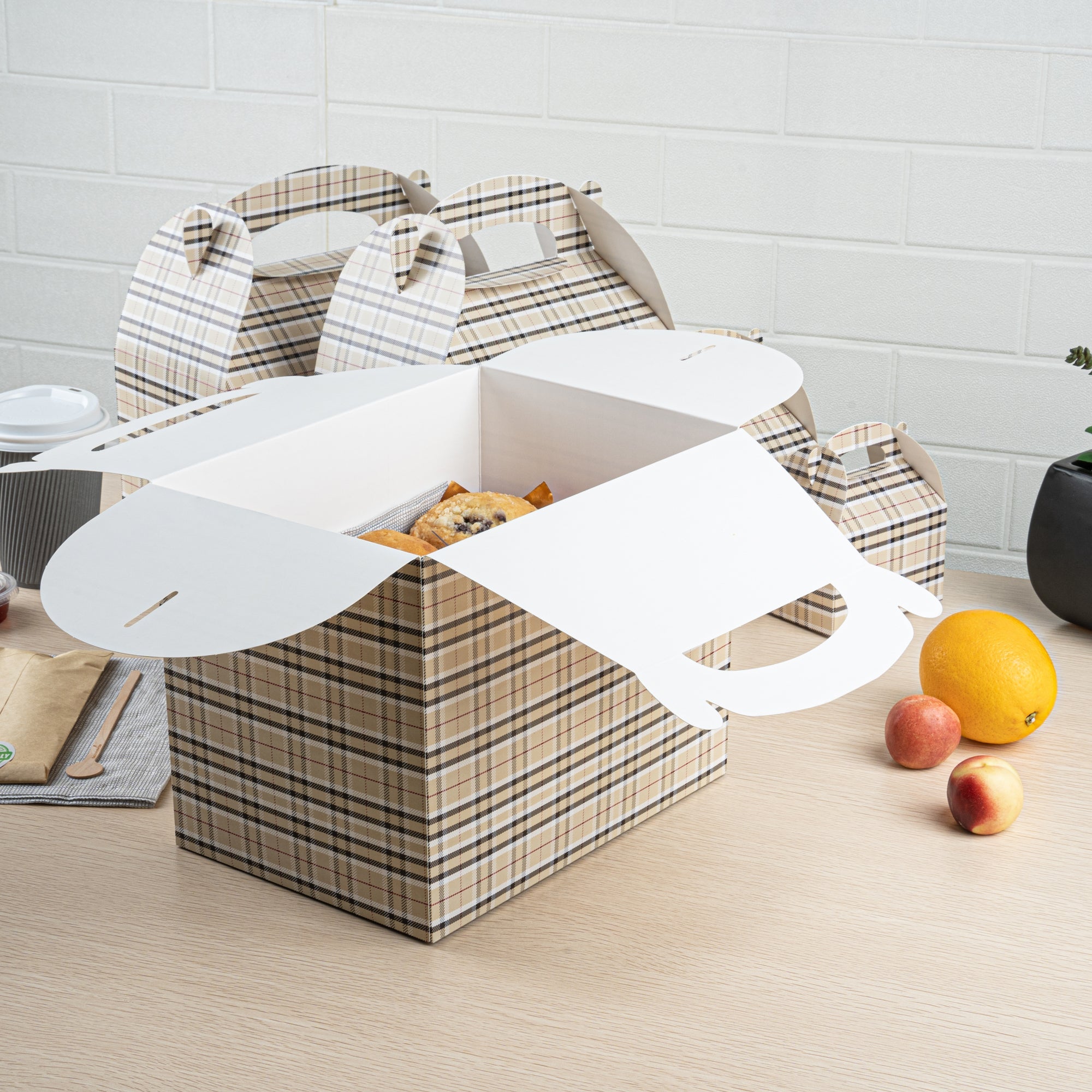 Bio Tek Plaid Paper Gable Box / Take Out Container - Compostable - 10" x 7" x 8" - 100 count box