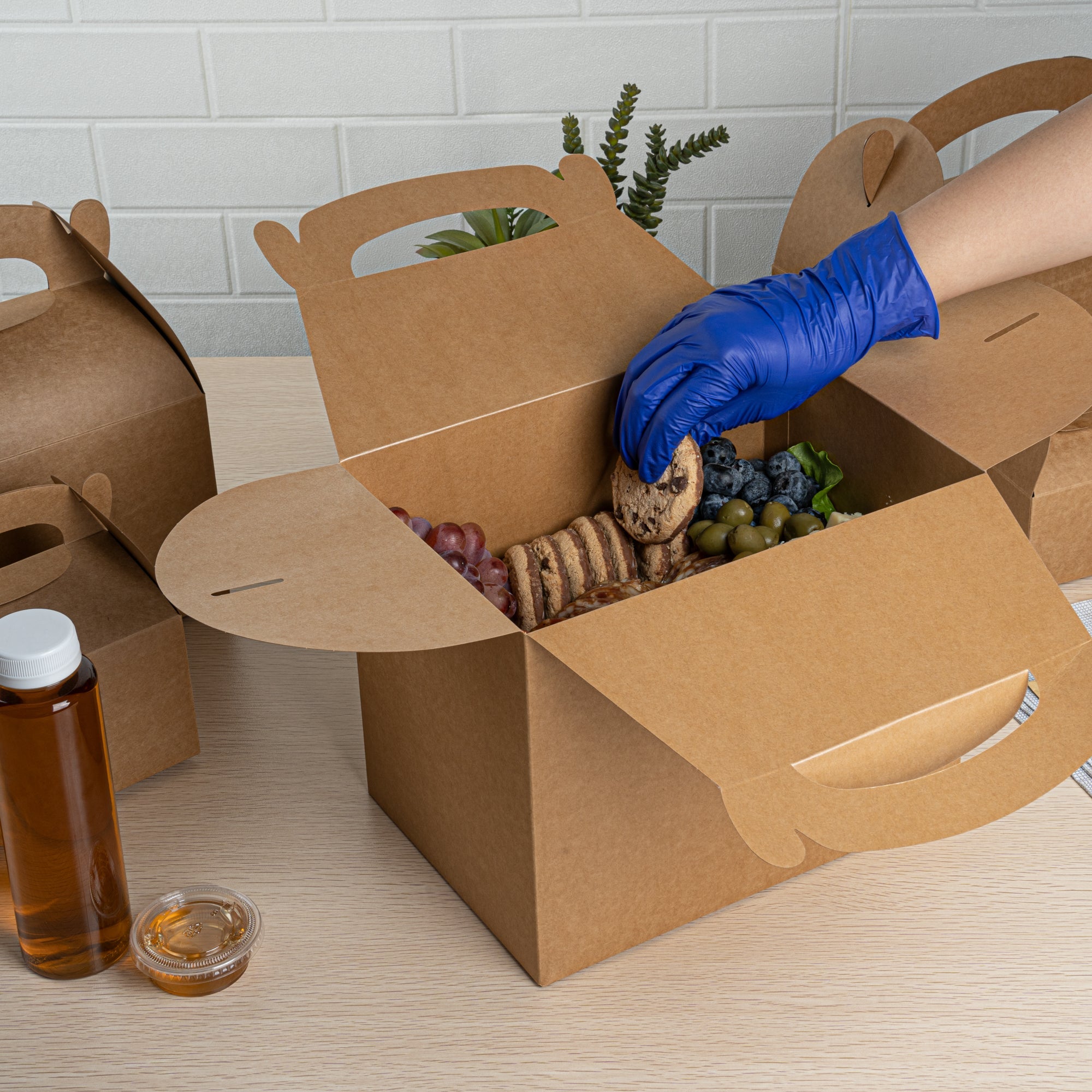Bio Tek Kraft Paper Gable Box / Take Out Container - Greaseproof - 10" x 7" x 8" - 25 count box
