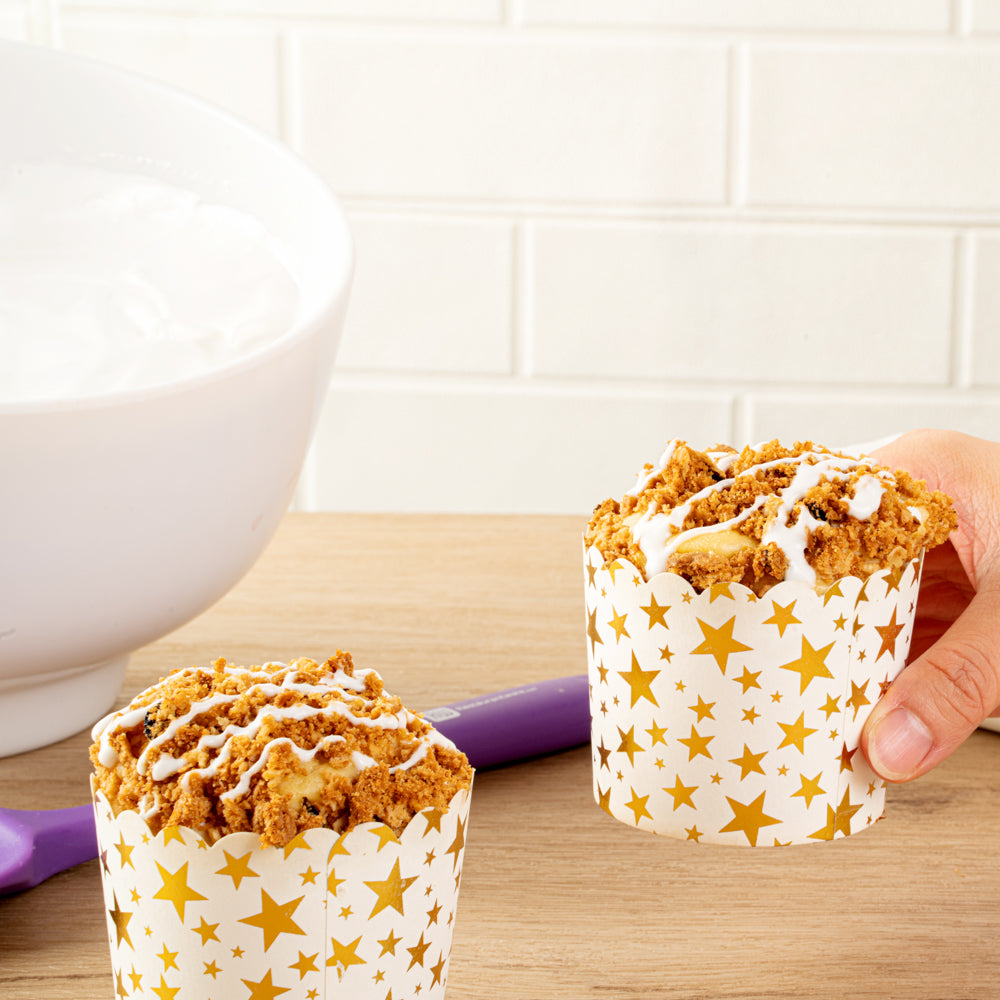 Panificio 4.5 oz White Paper Scalloped Baking Cup - Gold Stars - 2 3/4" x 2 3/4" x 2" - 500 count box