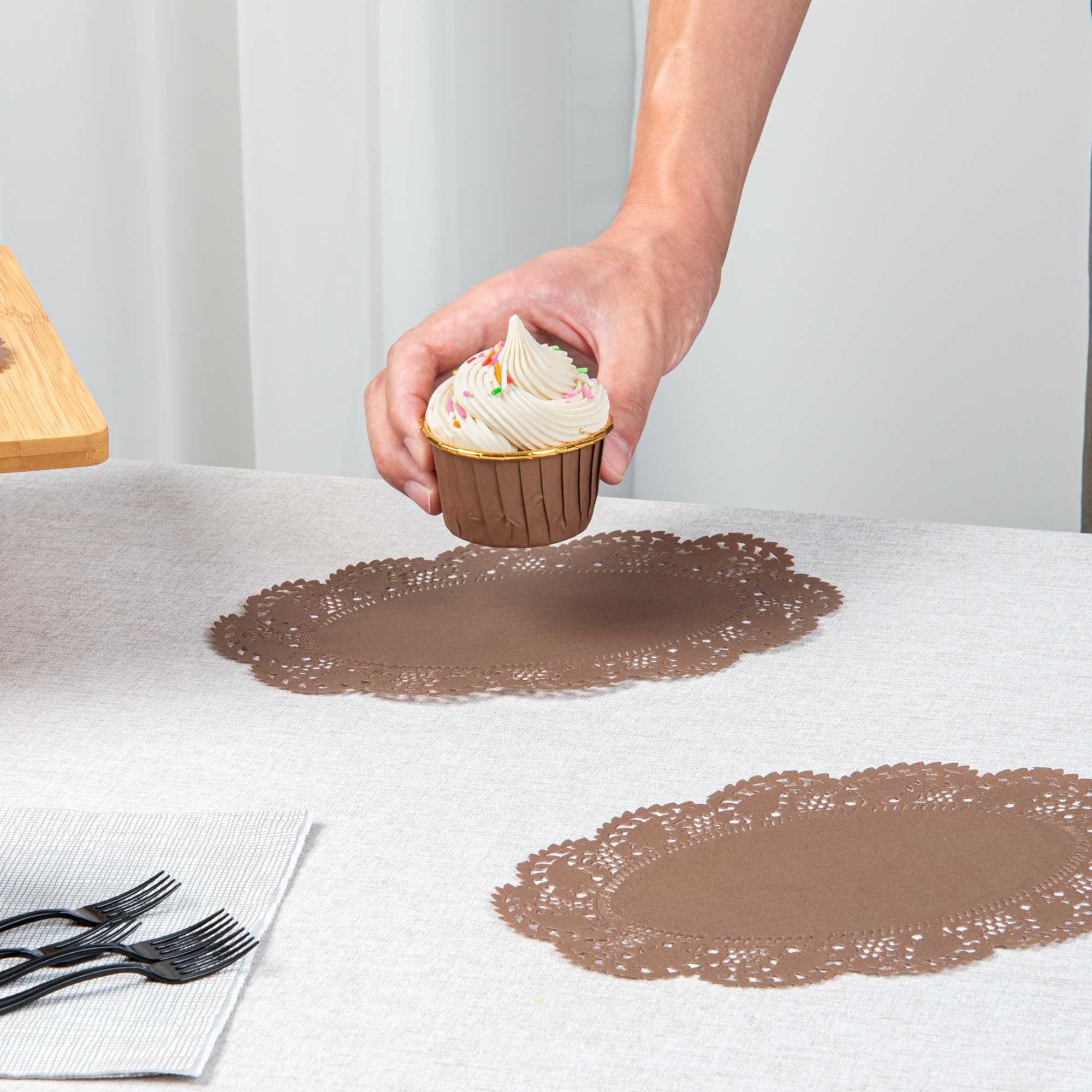 Pastry Tek Oval Brown Paper Doilies - Lace - 9" x 6 1/2" - 4000 count box