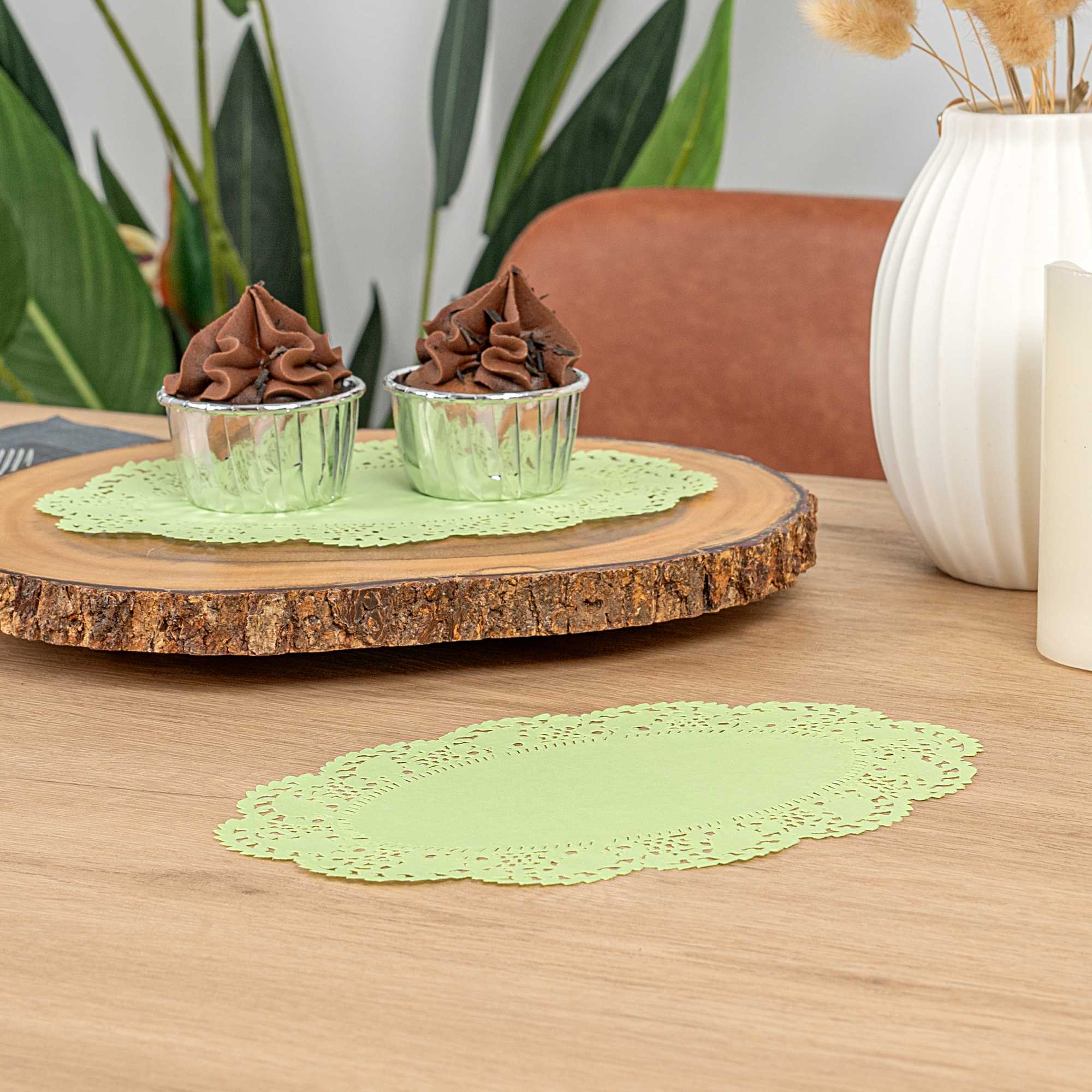 Pastry Tek Oval Green Paper Doilies - Lace - 9" x 6 1/2" - 100 count box