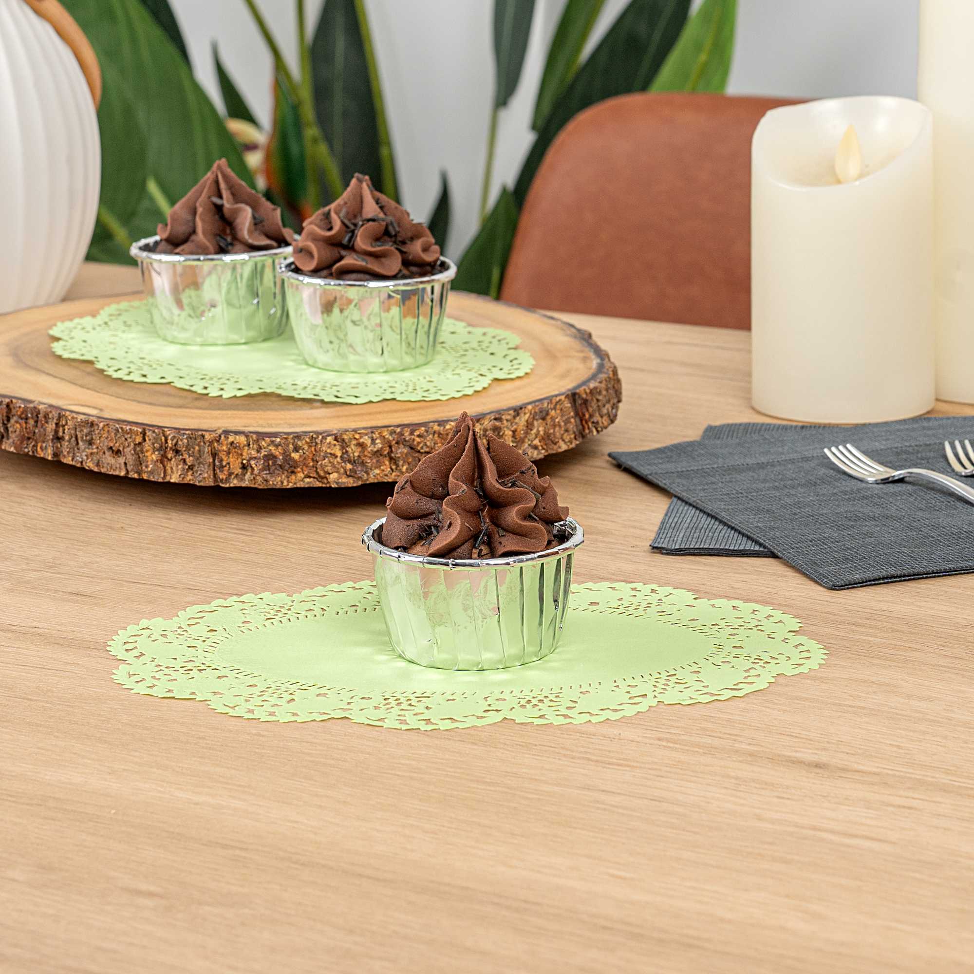 Pastry Tek Oval Green Paper Doilies - Lace - 9" x 6 1/2" - 100 count box
