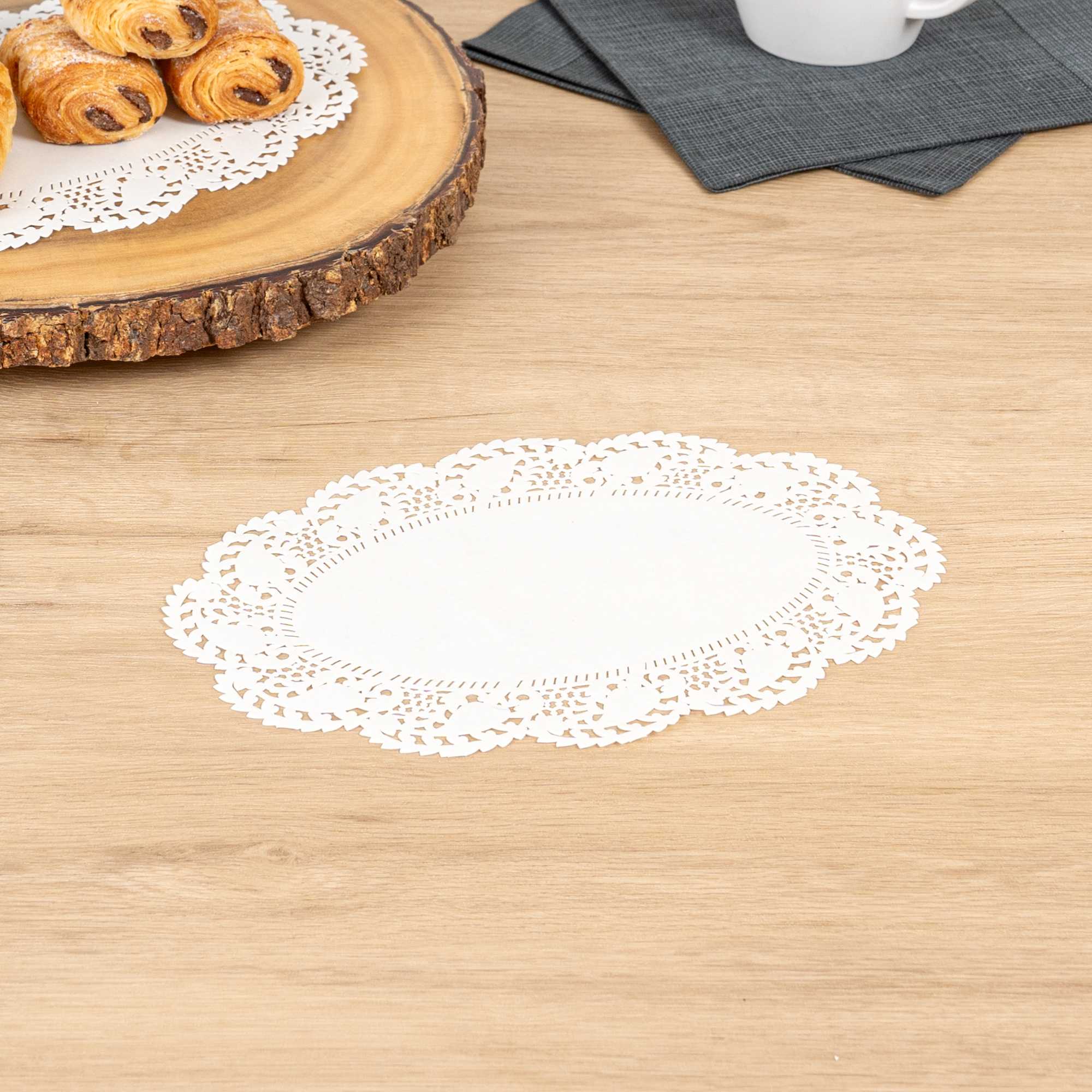 Pastry Tek Oval White Paper Doilies - Lace - 9" x 6 1/2" - 4000 count box