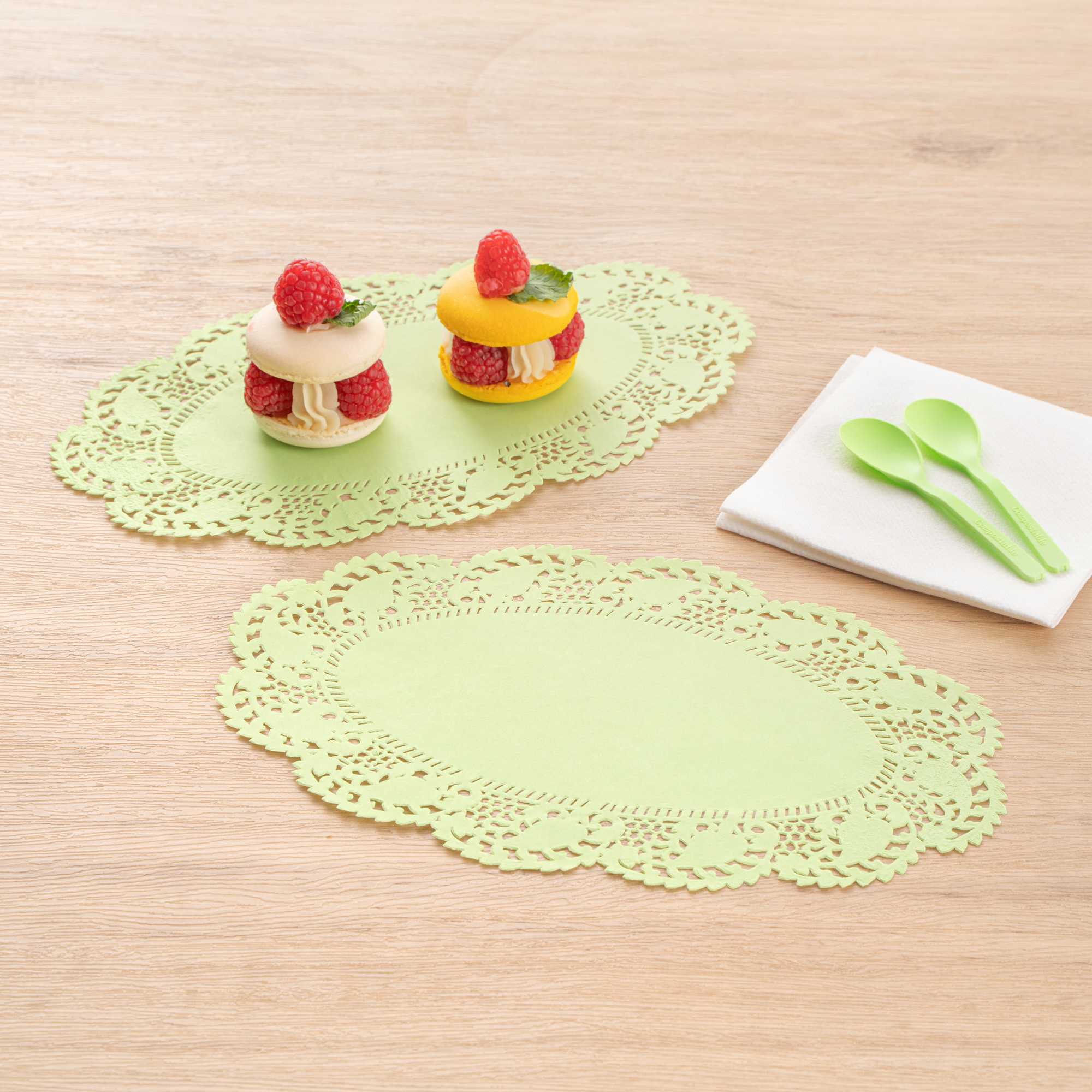 Pastry Tek Oval Green Paper Doilies - Lace - 10 1/2" x 6 1/2" - 100 count box