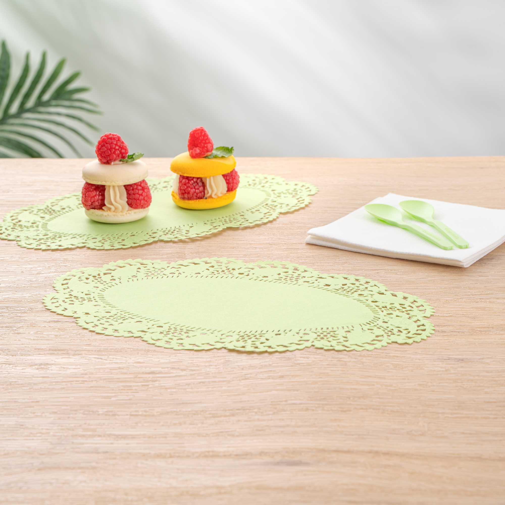 Pastry Tek Oval Green Paper Doilies - Lace - 10 1/2" x 6 1/2" - 100 count box