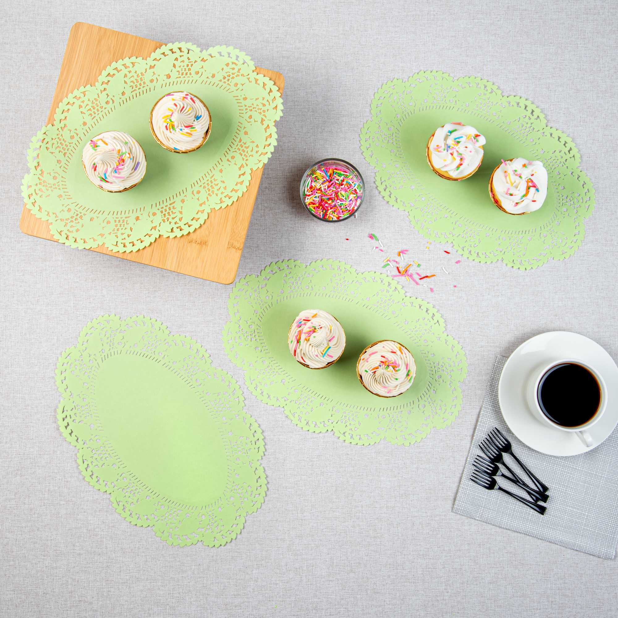 Pastry Tek Oval Green Paper Doilies - Lace - 12 1/2" x 8 1/2" - 4000 count box