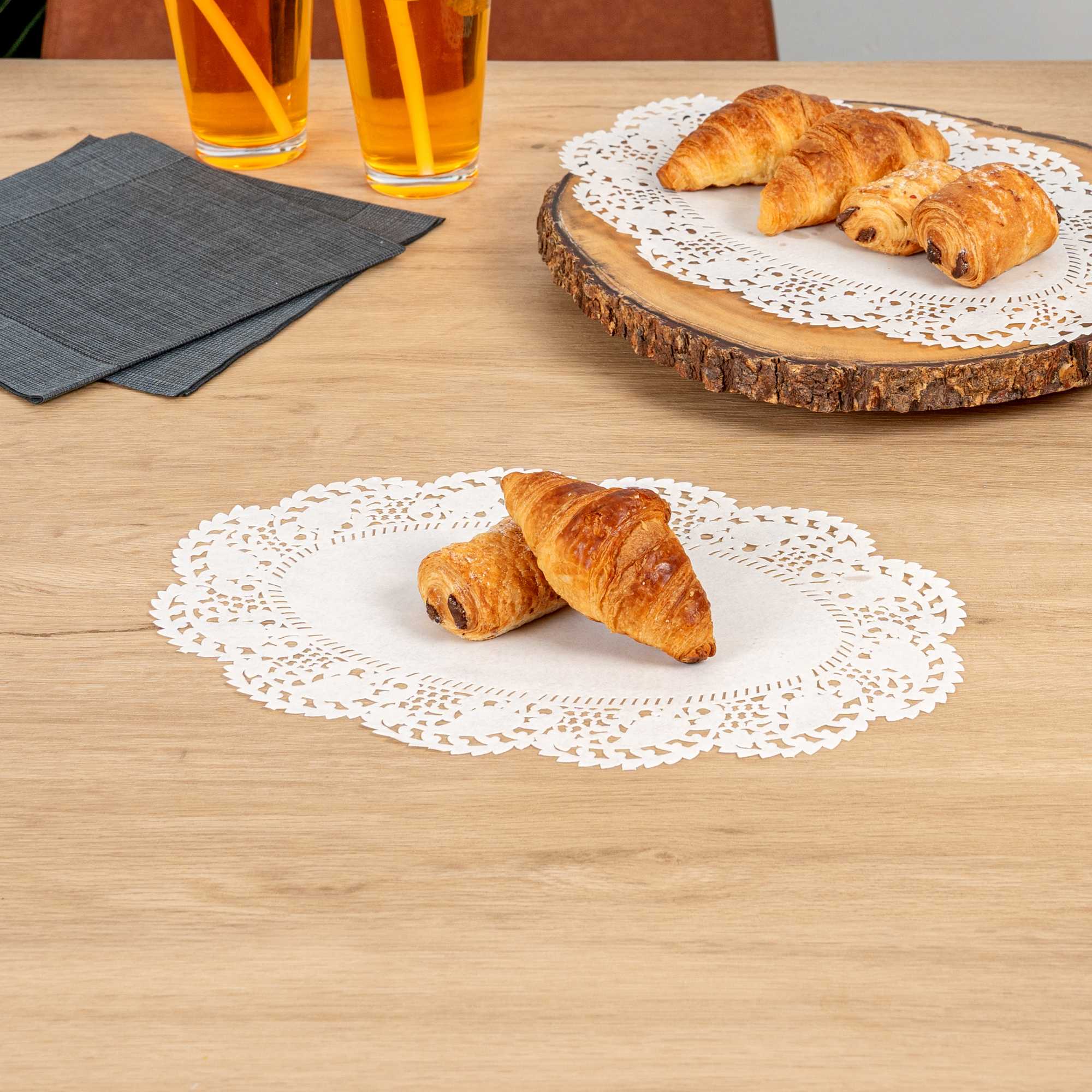 Pastry Tek Oval White Paper Doilies - Lace - 12 1/2" x 8 1/2" - 100 count box