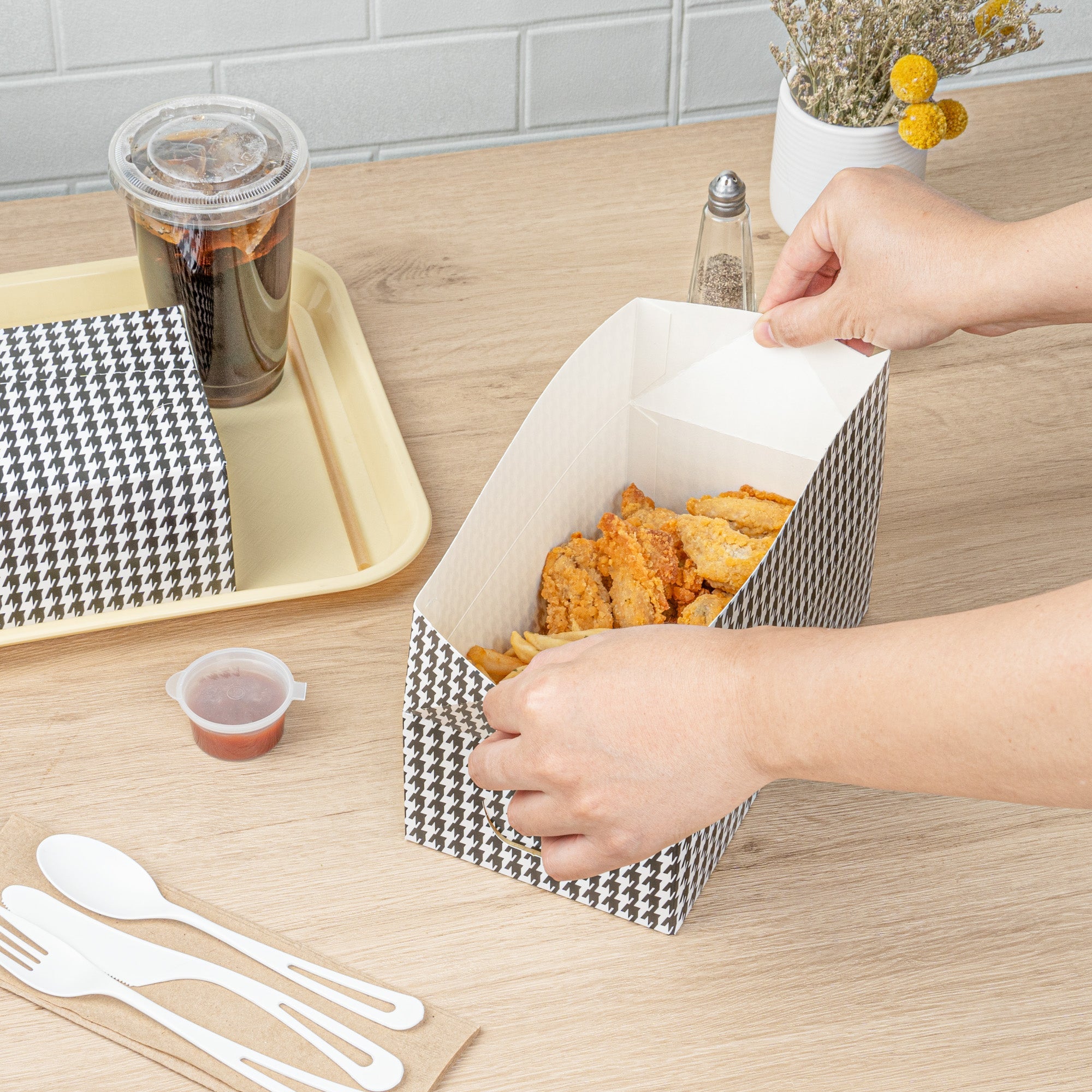 Bio Tek 71 oz Black Houndstooth Paper Lunch / Chicken Box - with Fast Top - 8 3/4" x 5" x 3" - 400 count box