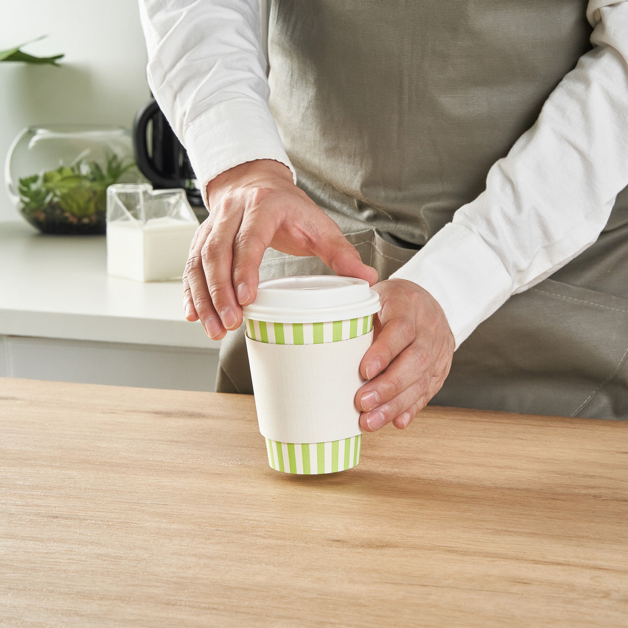 Restpresso 12 oz Green and White Stripe Paper Single Wall Coffee Cup - with White Lid - 3 1/2"x 3 1/2"x 4 3/4" - 20 count box