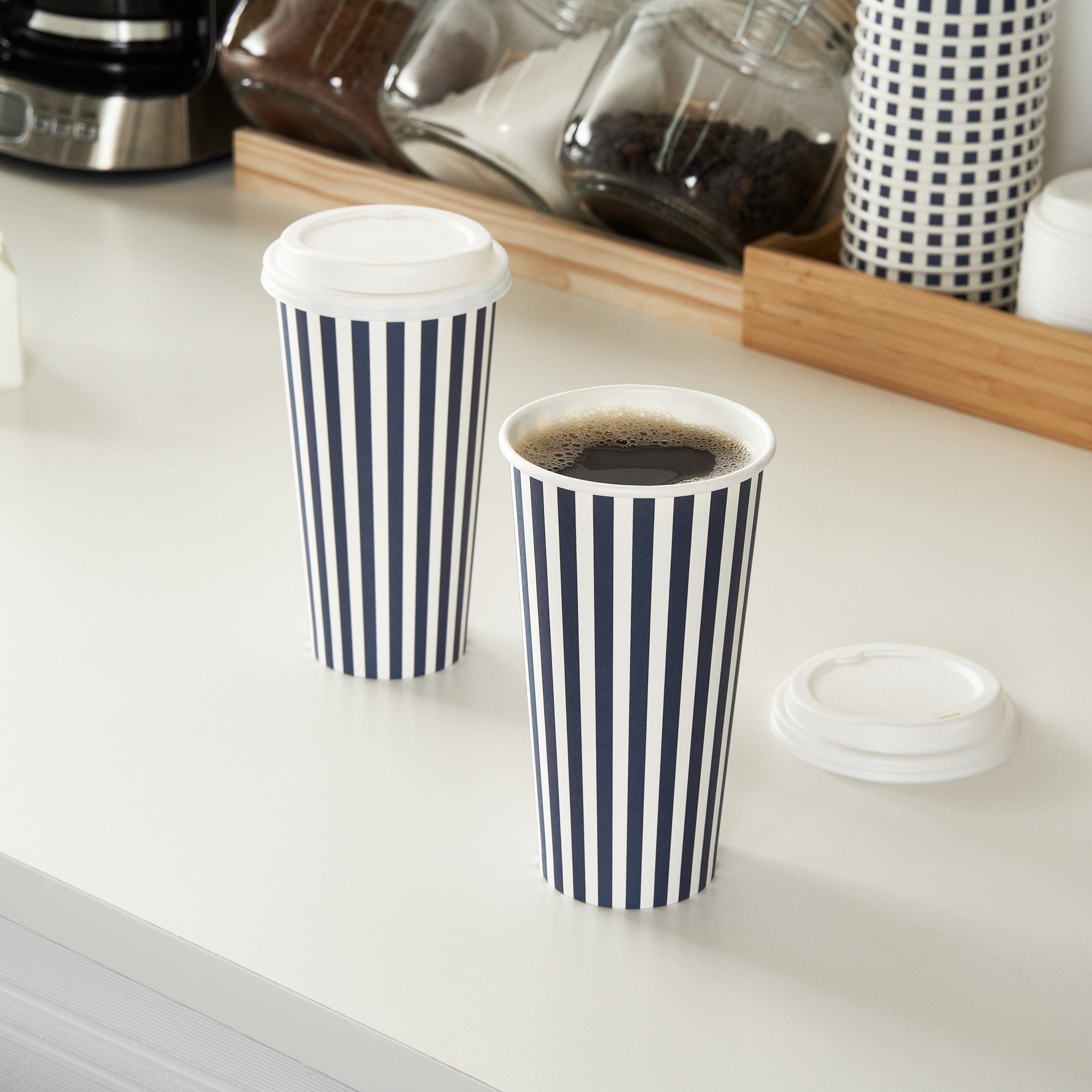 Restpresso 20 oz Blue and White Stripe Paper Single Wall Coffee Cup - with White Lid - 3 1/2"x 3 1/2"x 6 1/2" - 20 count box