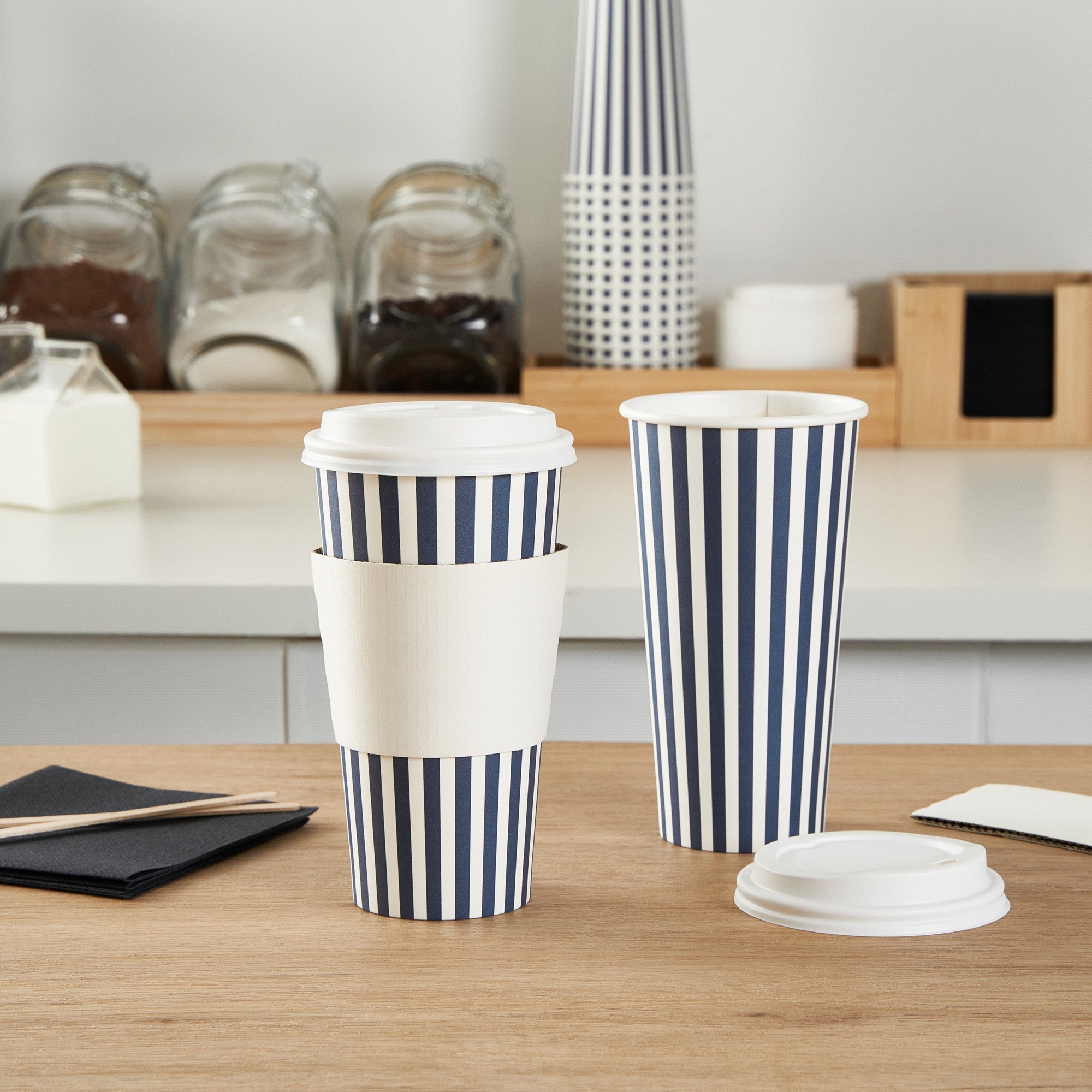 Restpresso 20 oz Blue and White Stripe Paper Single Wall Coffee Cup - with White Lid - 3 1/2"x 3 1/2"x 6 1/2" - 20 count box