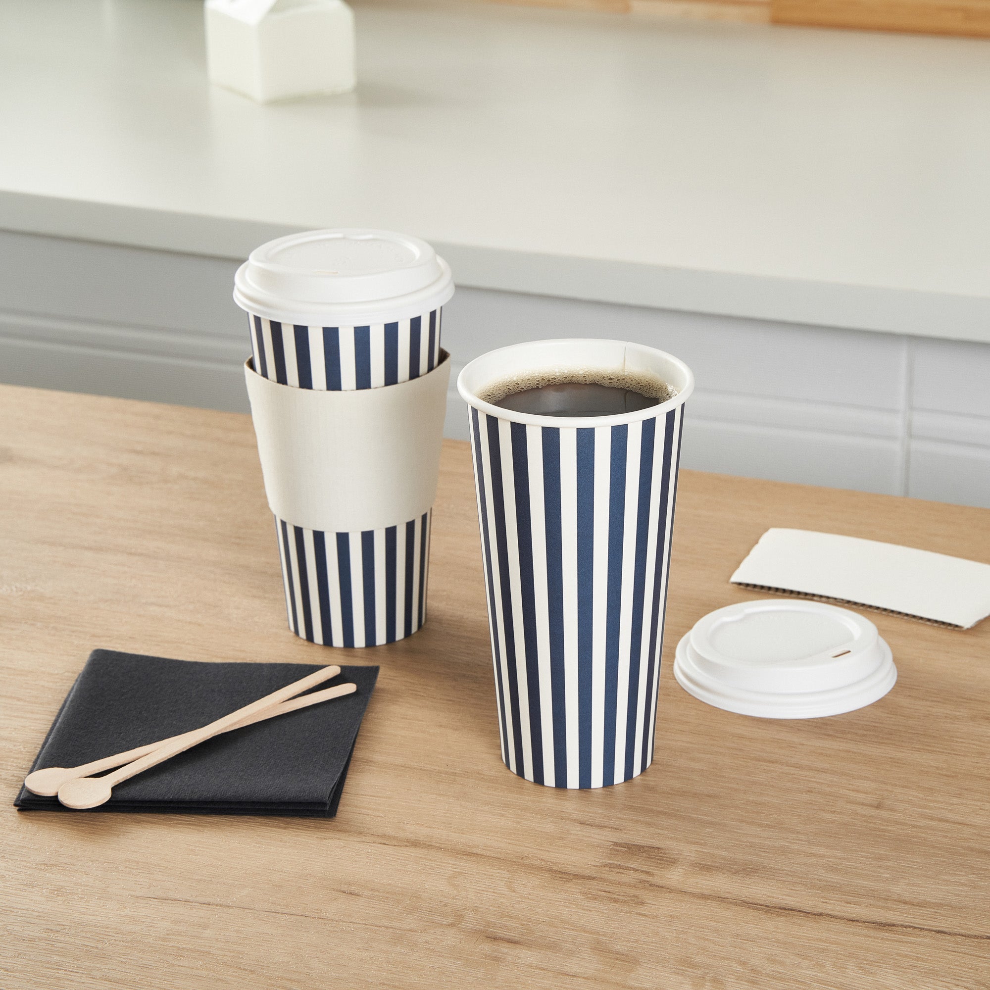 Restpresso 20 oz Blue and White Stripe Paper Single Wall Coffee Cup - with White Lid - 3 1/2"x 3 1/2"x 6 1/2" - 400 count box