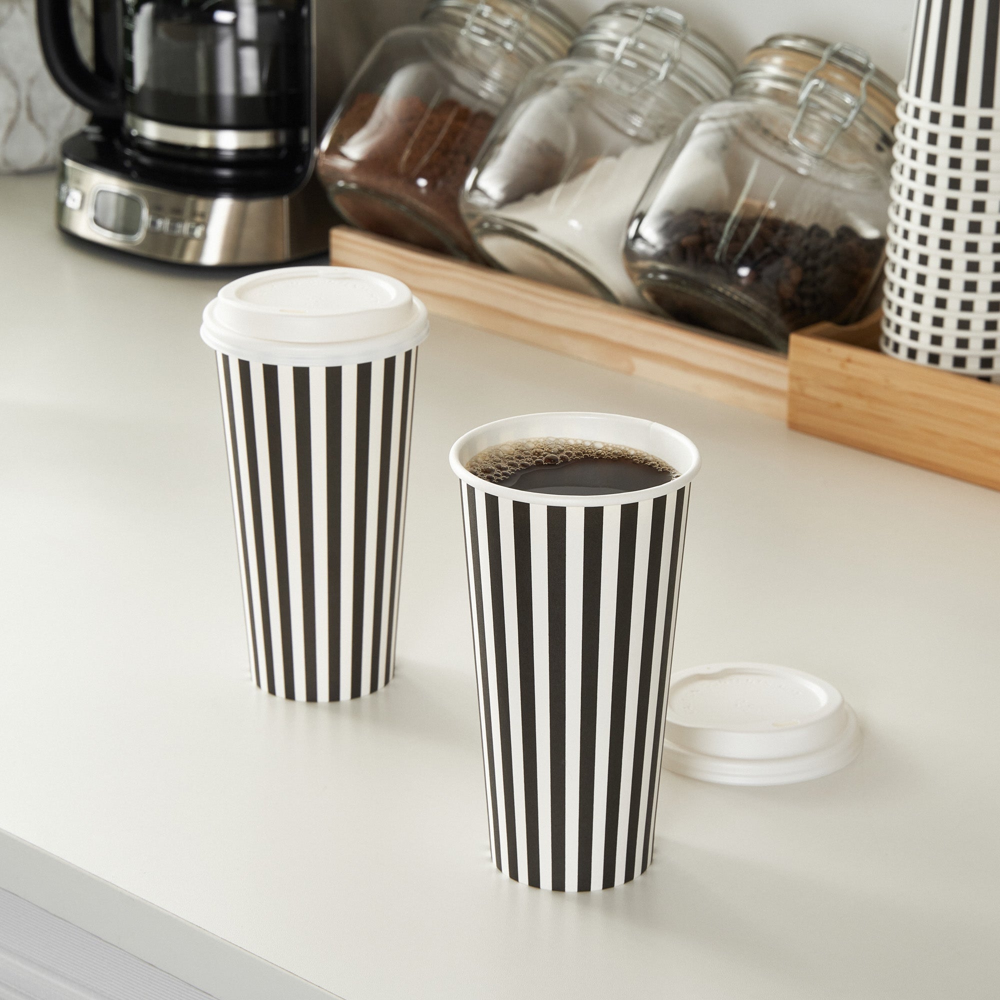 Restpresso 20 oz Black and White Stripe Paper Single Wall Coffee Cup - with White Lid - 3 1/2"x 3 1/2"x 6 1/2" - 20 count box