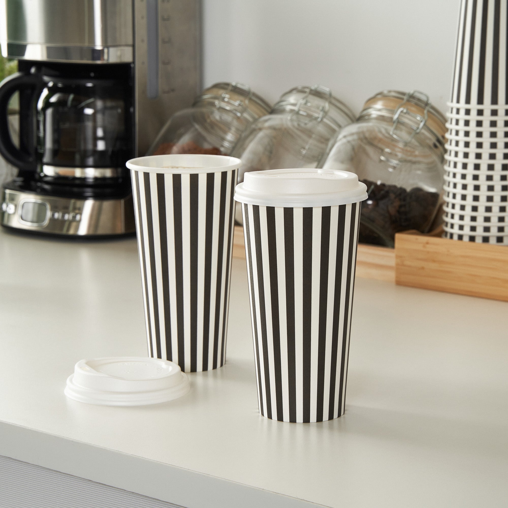 Restpresso 20 oz Black and White Stripe Paper Single Wall Coffee Cup - with White Lid - 3 1/2"x 3 1/2"x 6 1/2" - 20 count box