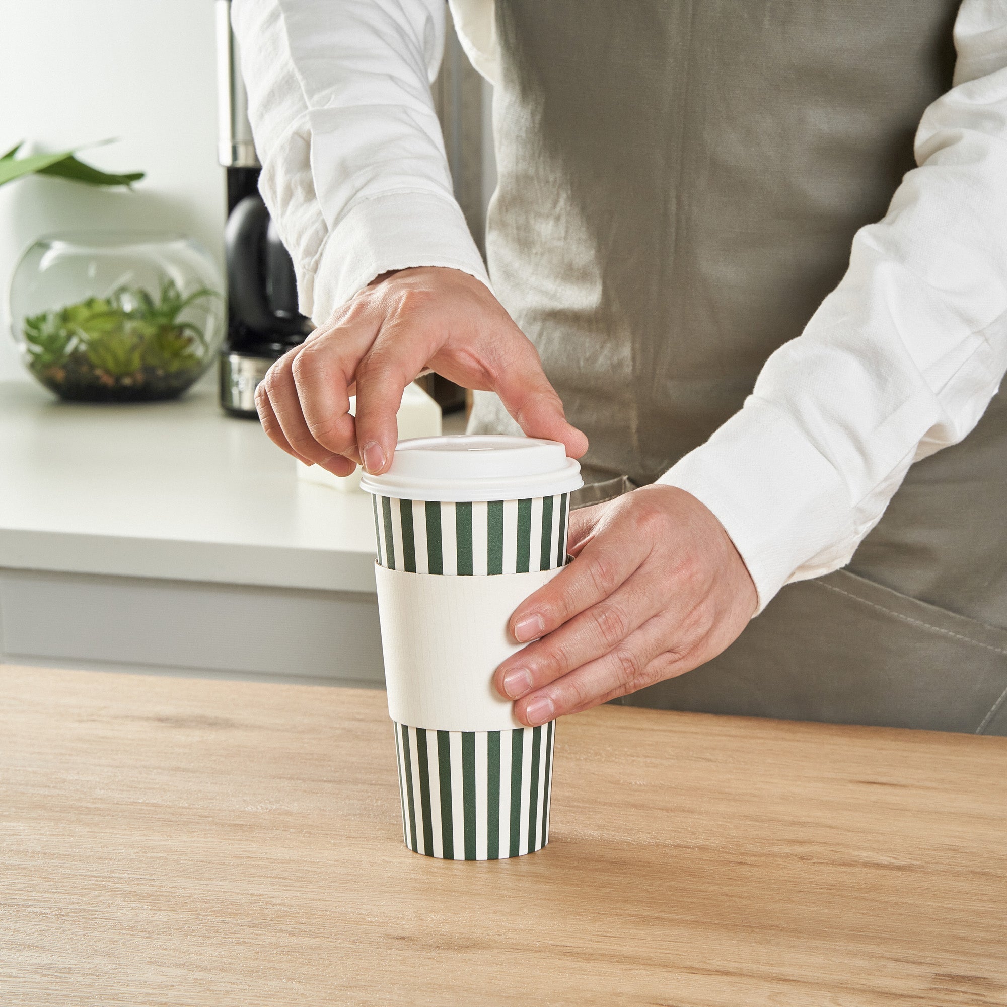 Restpresso 20 oz Forest Green and White Stripe Paper Single Wall Coffee Cup - with White Lid - 3 1/2"x 3 1/2"x 6 1/2" - 400 count box