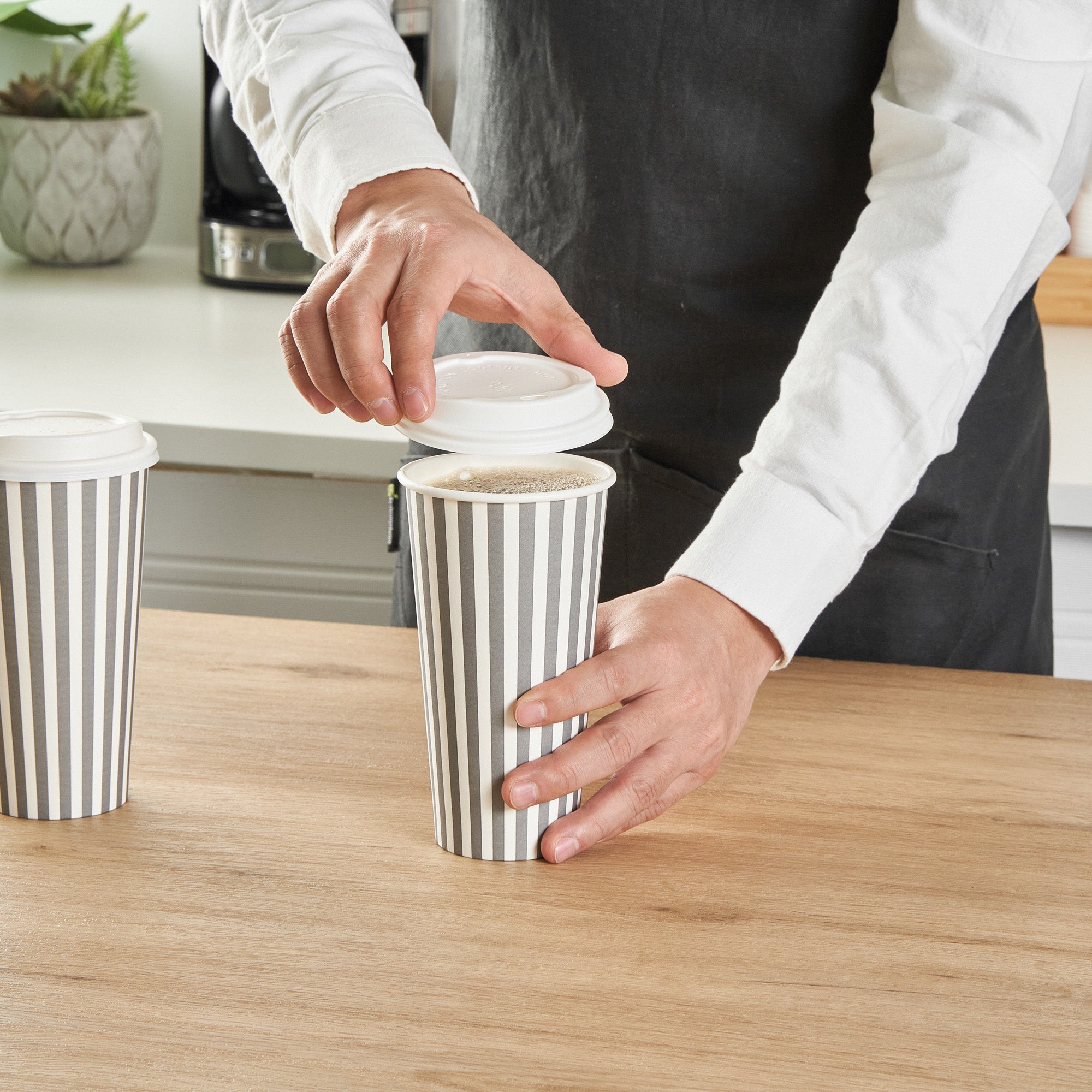Restpresso 20 oz Gray and White Stripe Paper Single Wall Coffee Cup - with White Lid - 3 1/2"x 3 1/2"x 6 1/2" - 20 count box