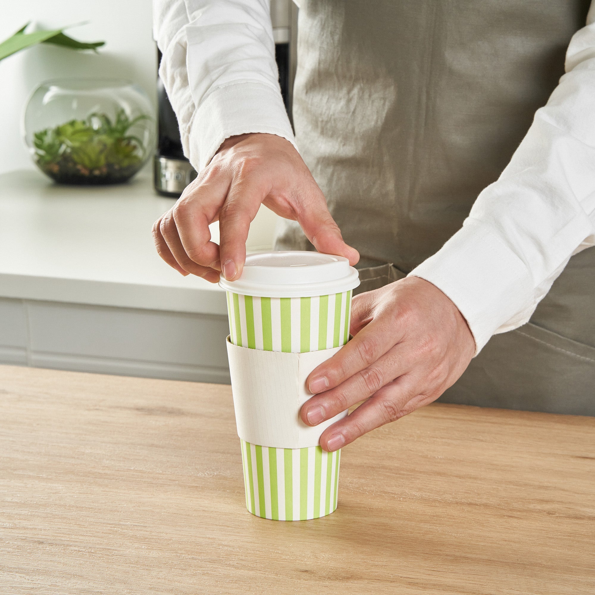 Restpresso 20 oz Green and White Stripe Paper Single Wall Coffee Cup - with White Lid - 3 1/2"x 3 1/2"x 6 1/2" - 20 count box