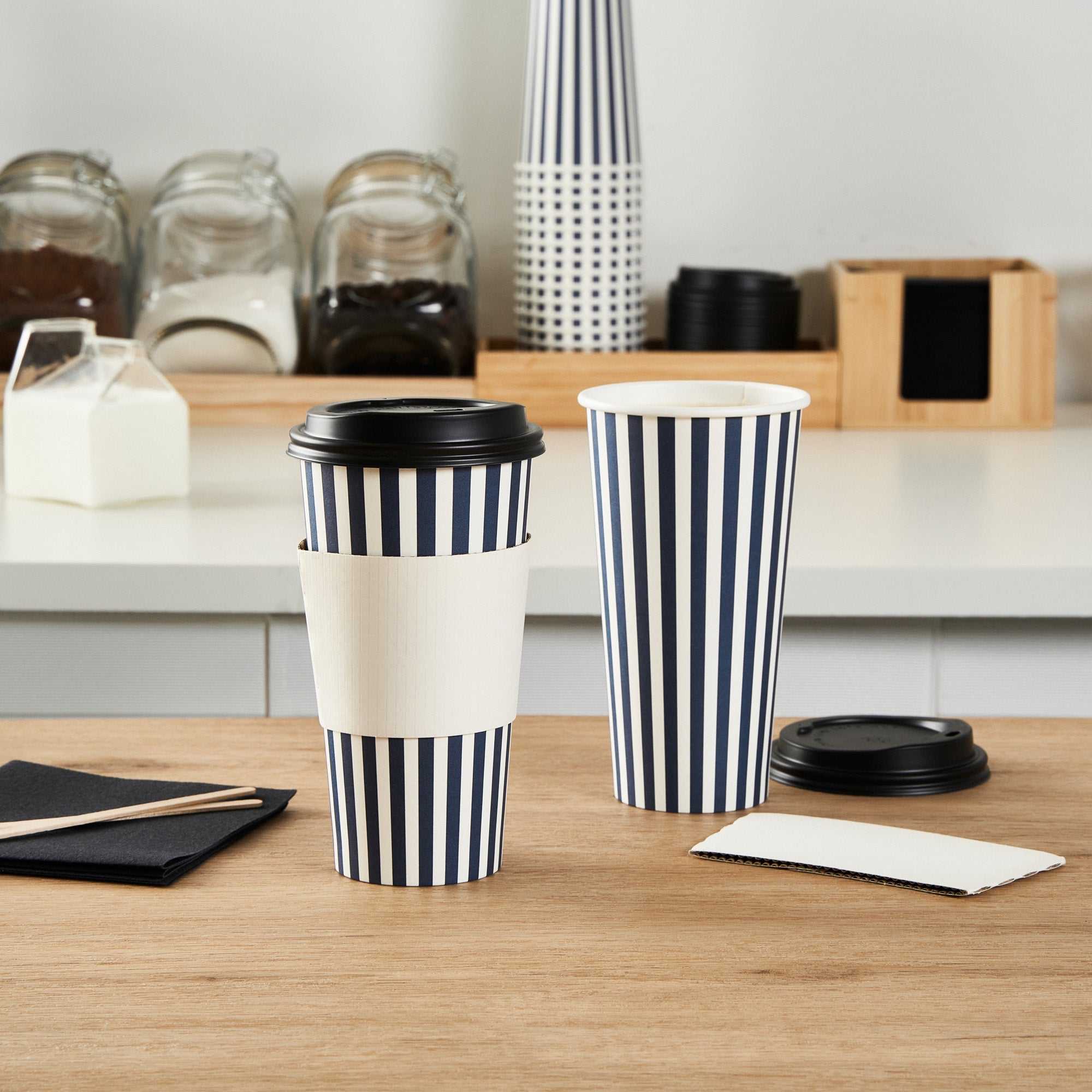 Restpresso 20 oz Blue and White Stripe Paper Single Wall Coffee Cup - with Black Lid - 3 1/2"x 3 1/2"x 6 1/4" - 400 count box