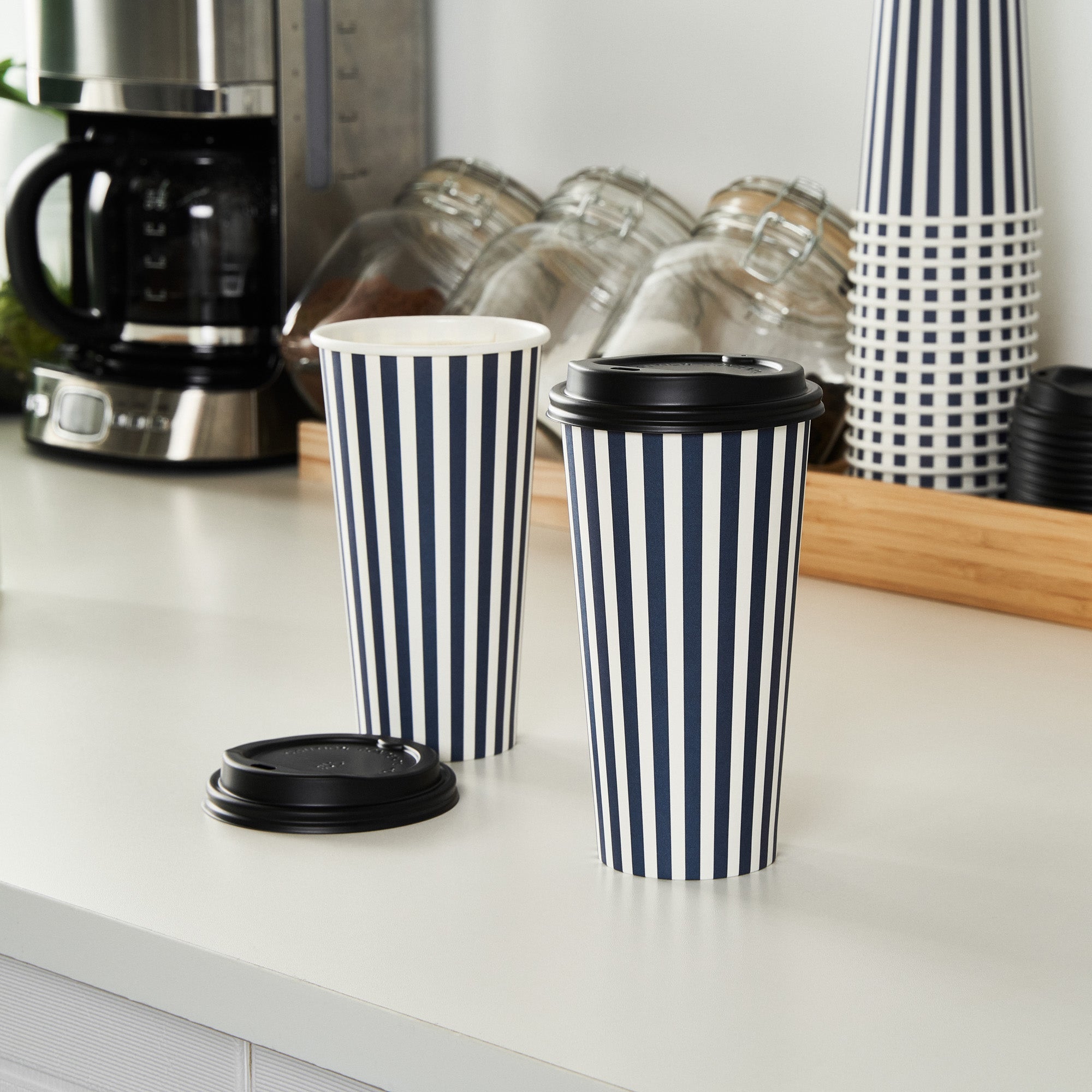 Restpresso 20 oz Blue and White Stripe Paper Single Wall Coffee Cup - with Black Lid - 3 1/2"x 3 1/2"x 6 1/4" - 400 count box