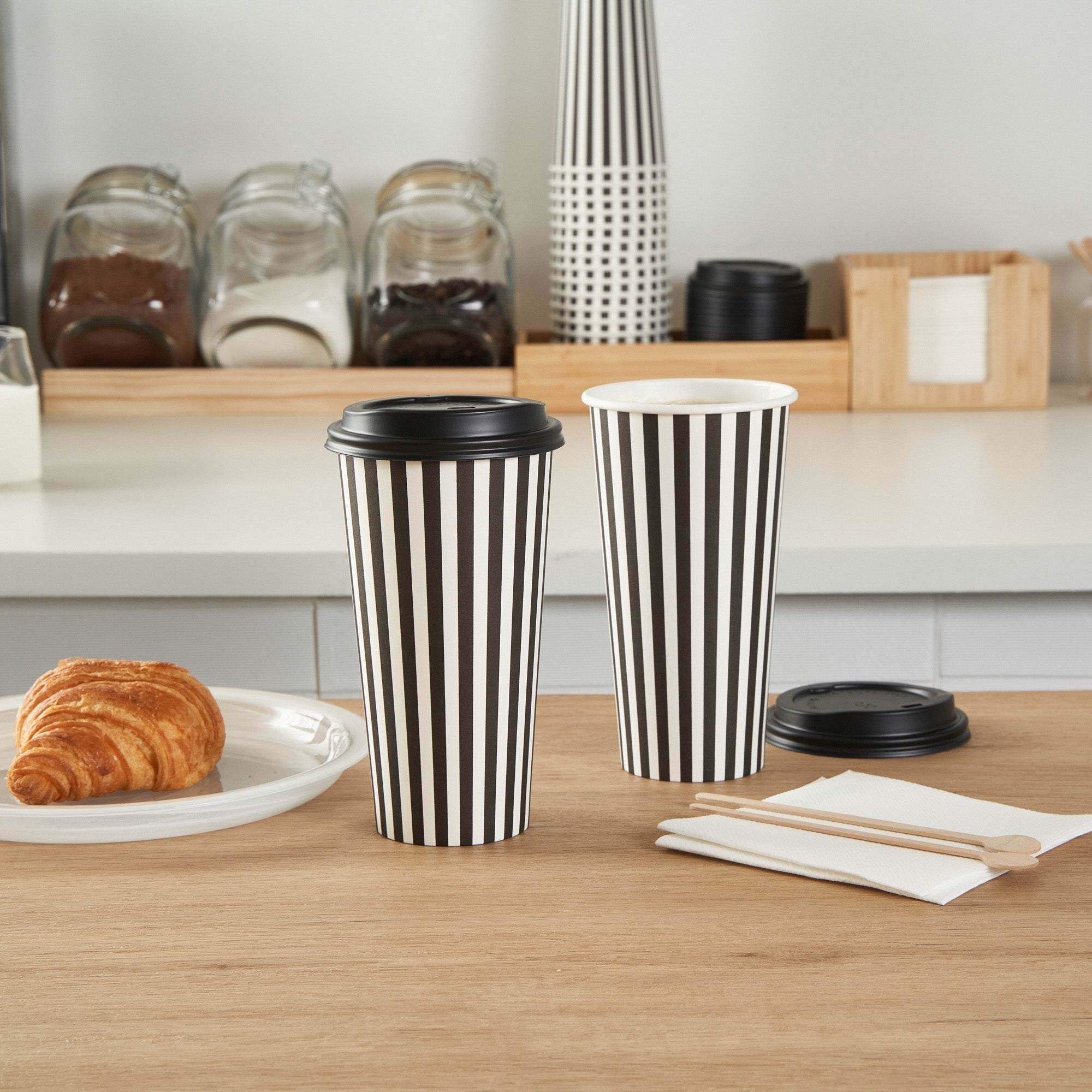 Restpresso 20 oz Black and White Stripe Paper Single Wall Coffee Cup - with Black Lid - 3 1/2"x 3 1/2"x 6 1/4" - 20 count box