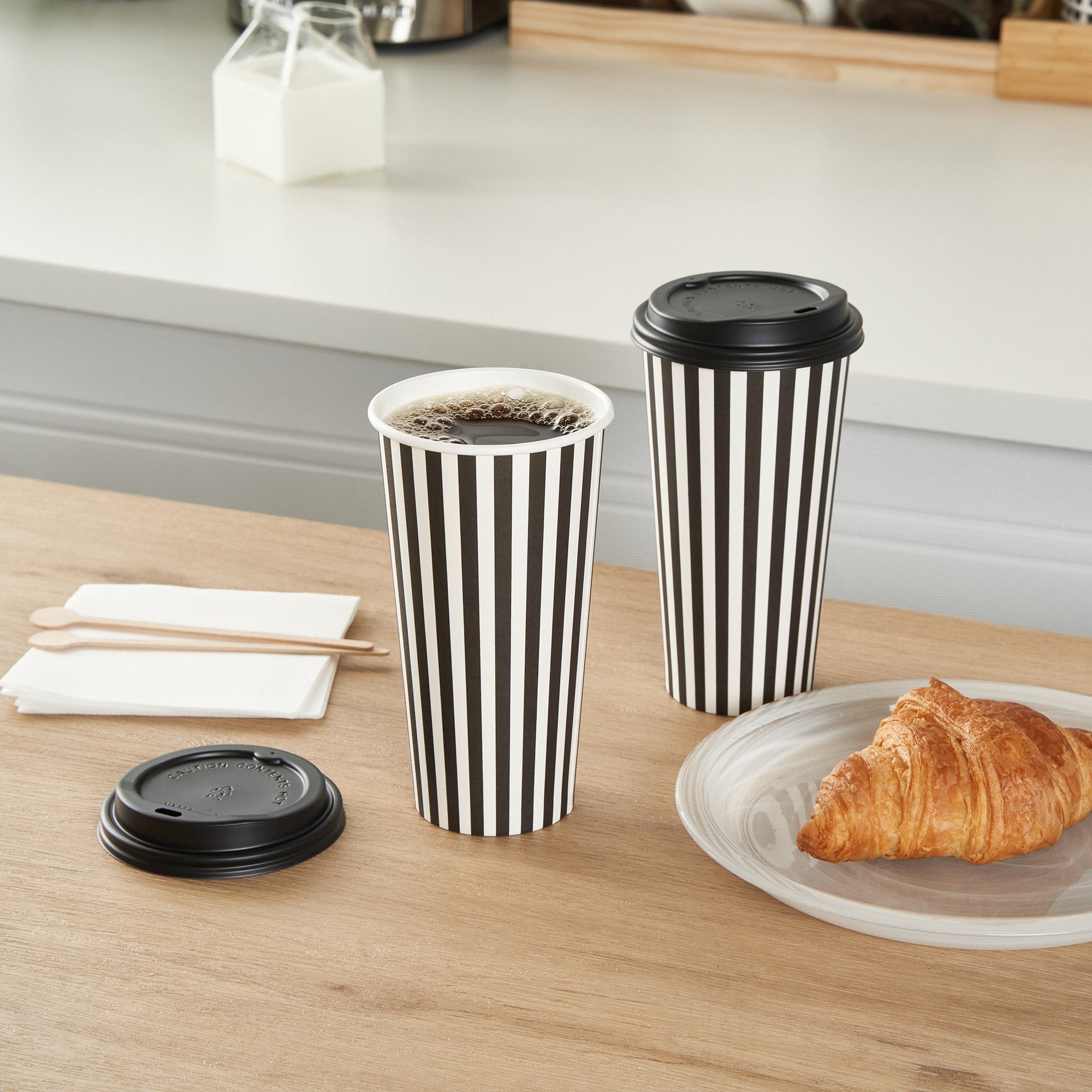 Restpresso 20 oz Black and White Stripe Paper Single Wall Coffee Cup - with Black Lid - 3 1/2"x 3 1/2"x 6 1/4" - 20 count box