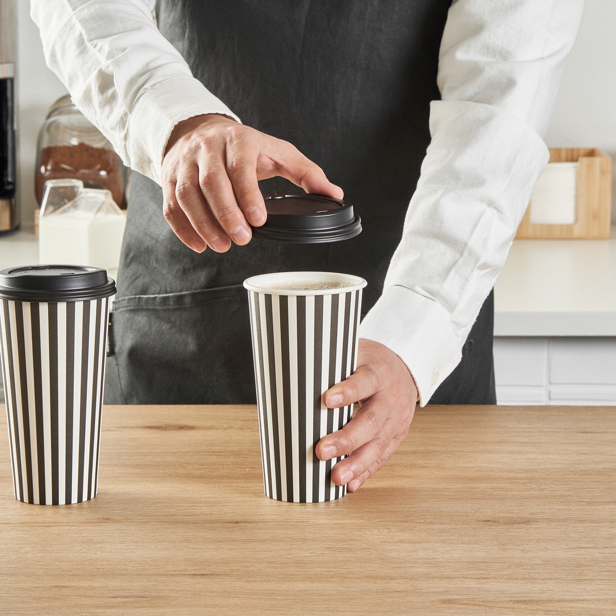 Restpresso 20 oz Black and White Stripe Paper Single Wall Coffee Cup - with Black Lid - 3 1/2"x 3 1/2"x 6 1/4" - 400 count box