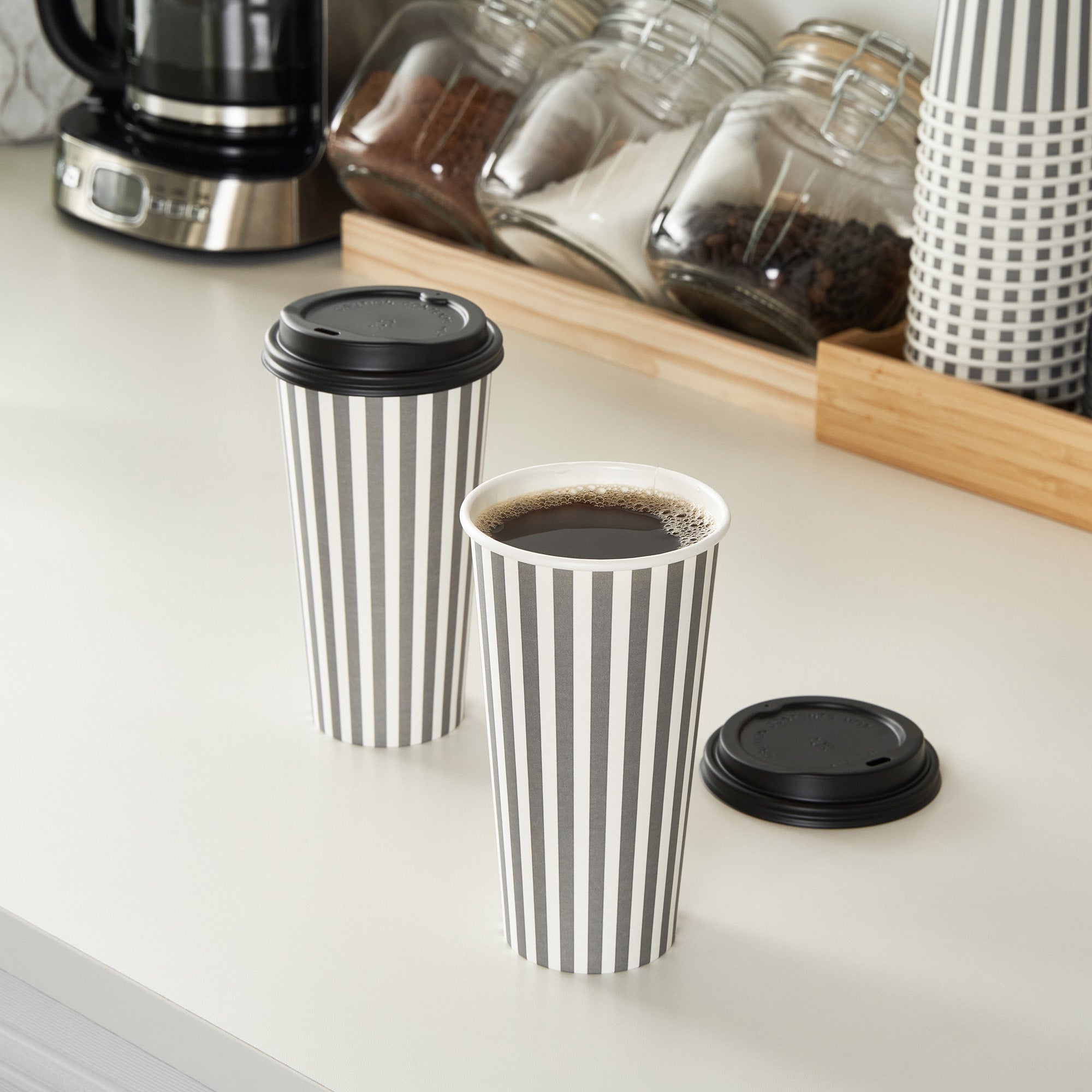 Restpresso 20 oz Gray and White Stripe Paper Single Wall Coffee Cup - with Black Lid - 3 1/2"x 3 1/2"x 6 1/4" - 20 count box