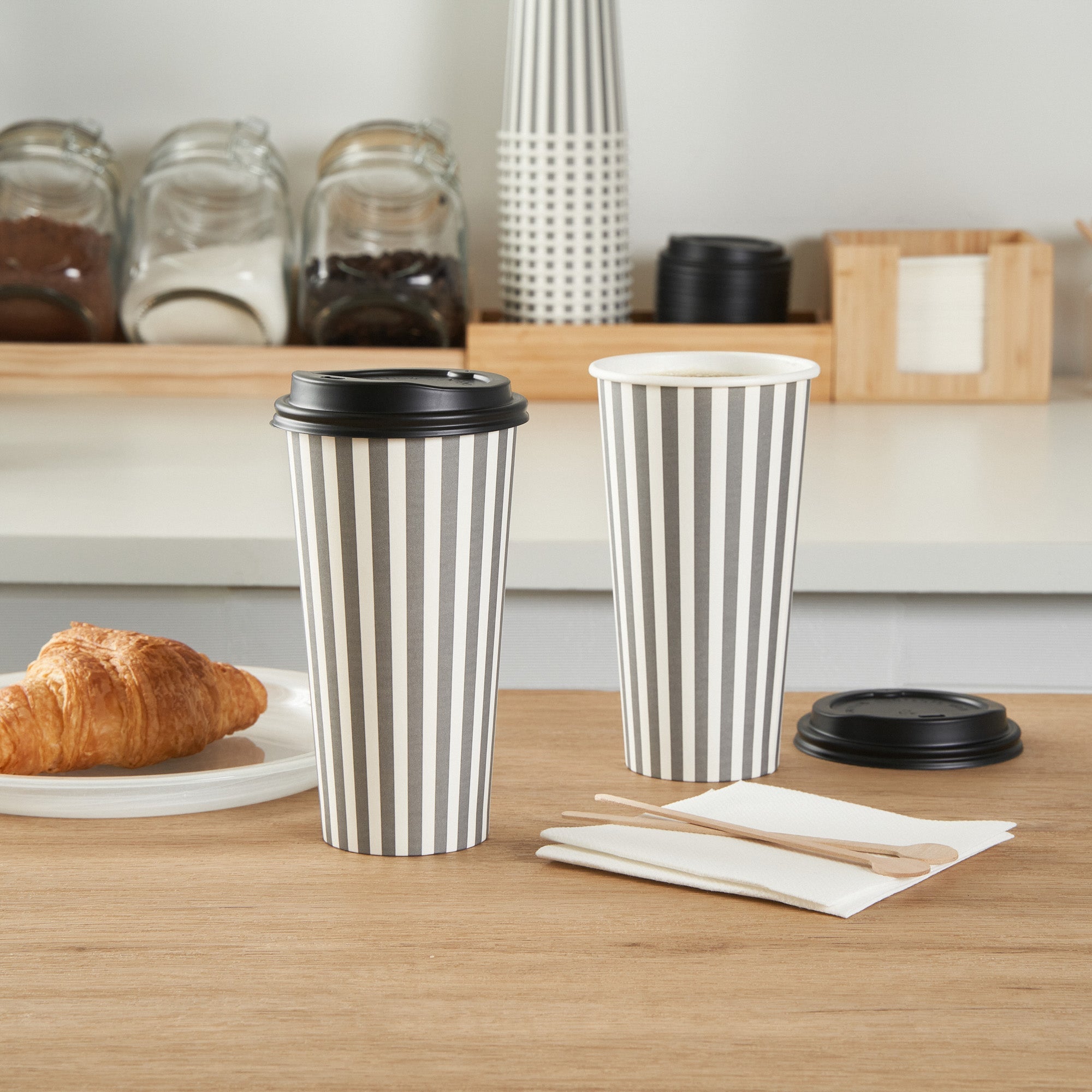 Restpresso 20 oz Gray and White Stripe Paper Single Wall Coffee Cup - with Black Lid - 3 1/2"x 3 1/2"x 6 1/4" - 20 count box