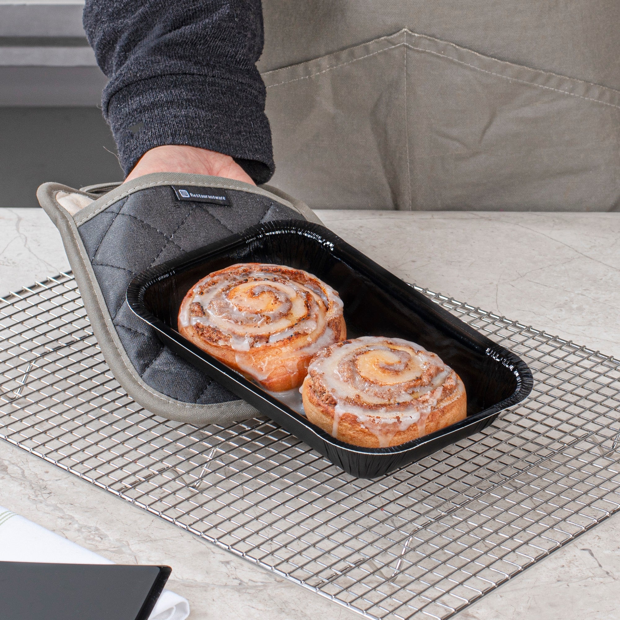 Pastry Tek 24 oz Rectangle Black Paperboard Tray - Oven-Safe - 8 1/4" x 5 1/2" x 1 1/2" - 25 count box