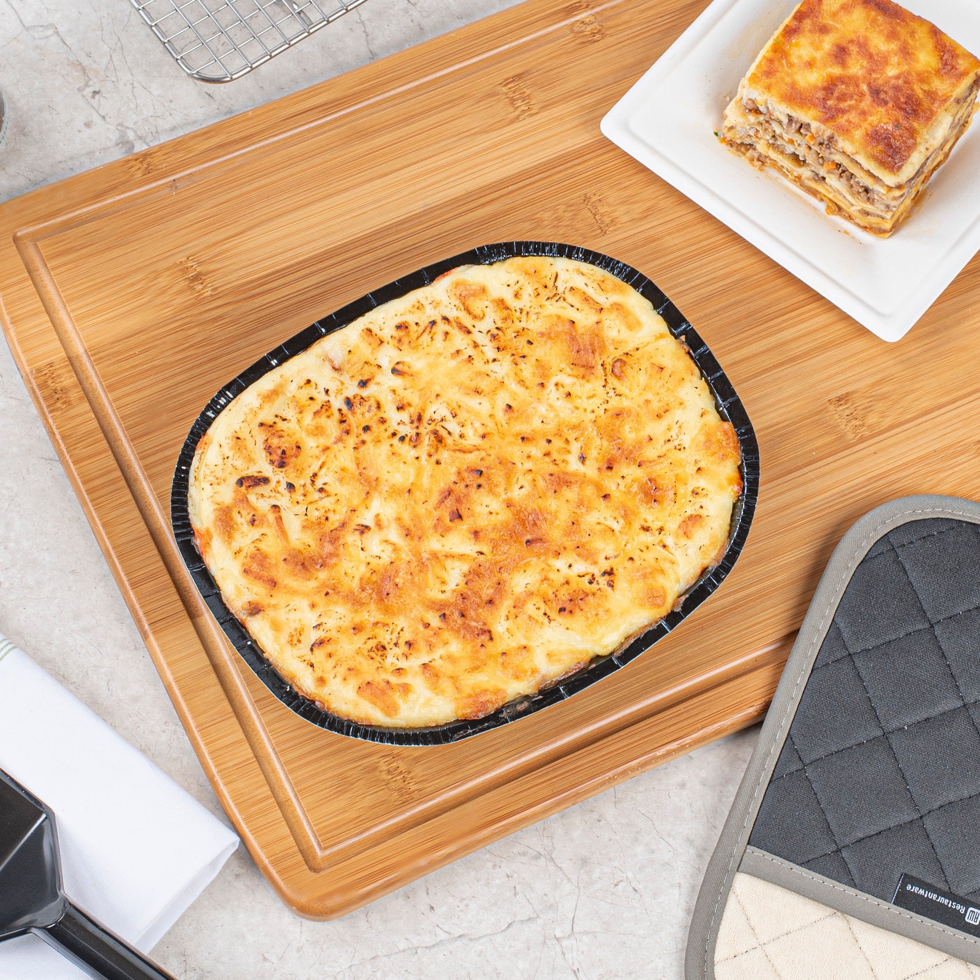Pastry Tek 32 oz Rectangle Black Paperboard Tray - Oven-Safe - 9" x 7" x 1 3/4" - 25 count box