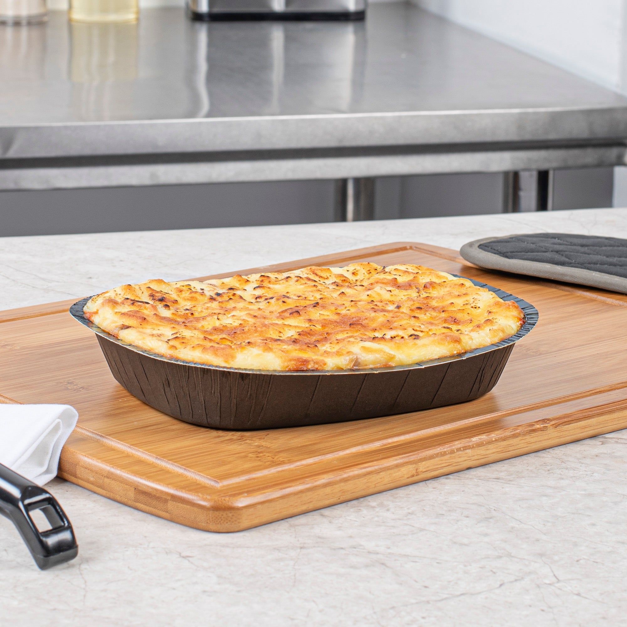 Pastry Tek 32 oz Rectangle Black Paperboard Tray - Oven-Safe - 9" x 7" x 1 3/4" - 100 count box