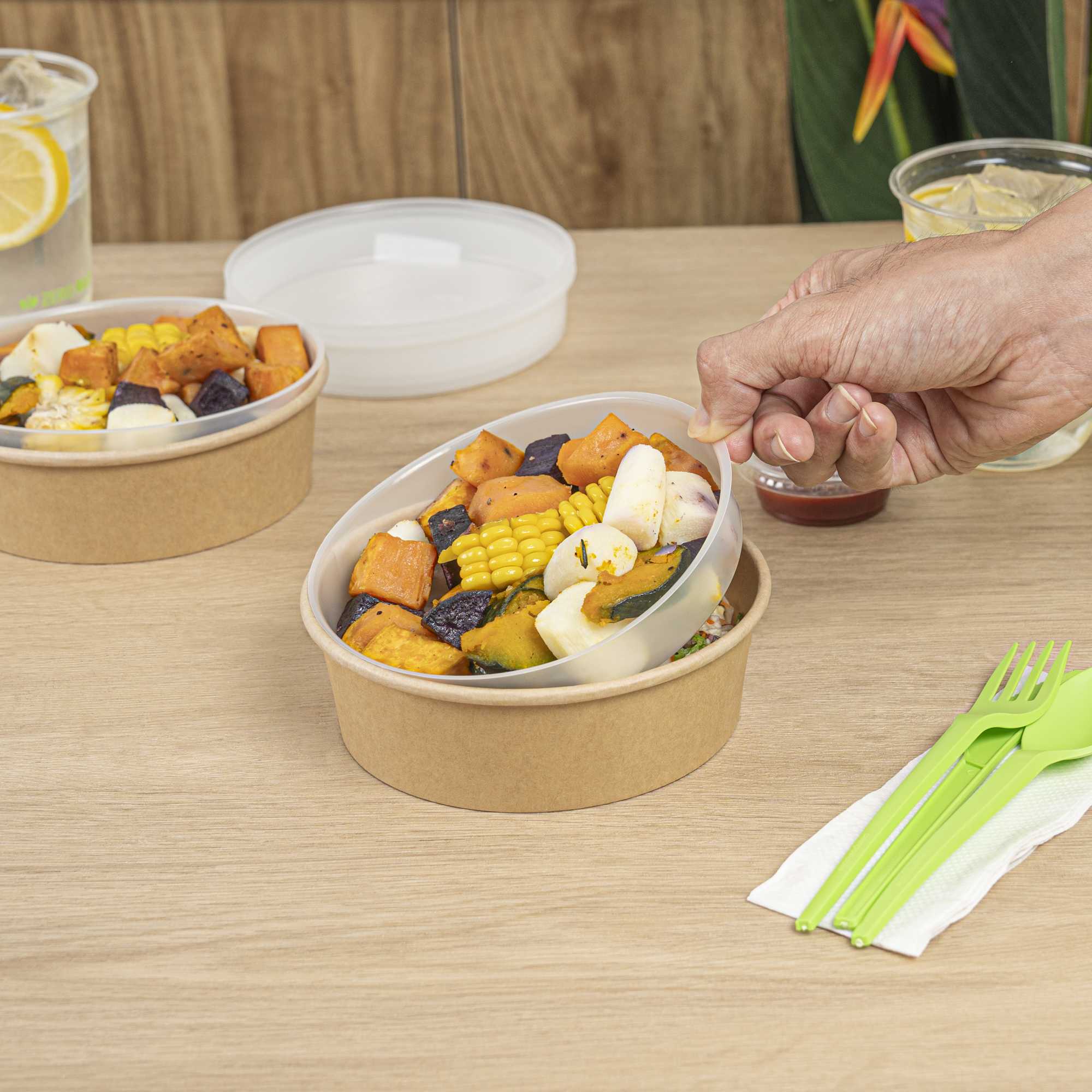 Bio Tek 12 oz White Plastic Insert Tray - Fits 17-45 oz Containers - 50 count box