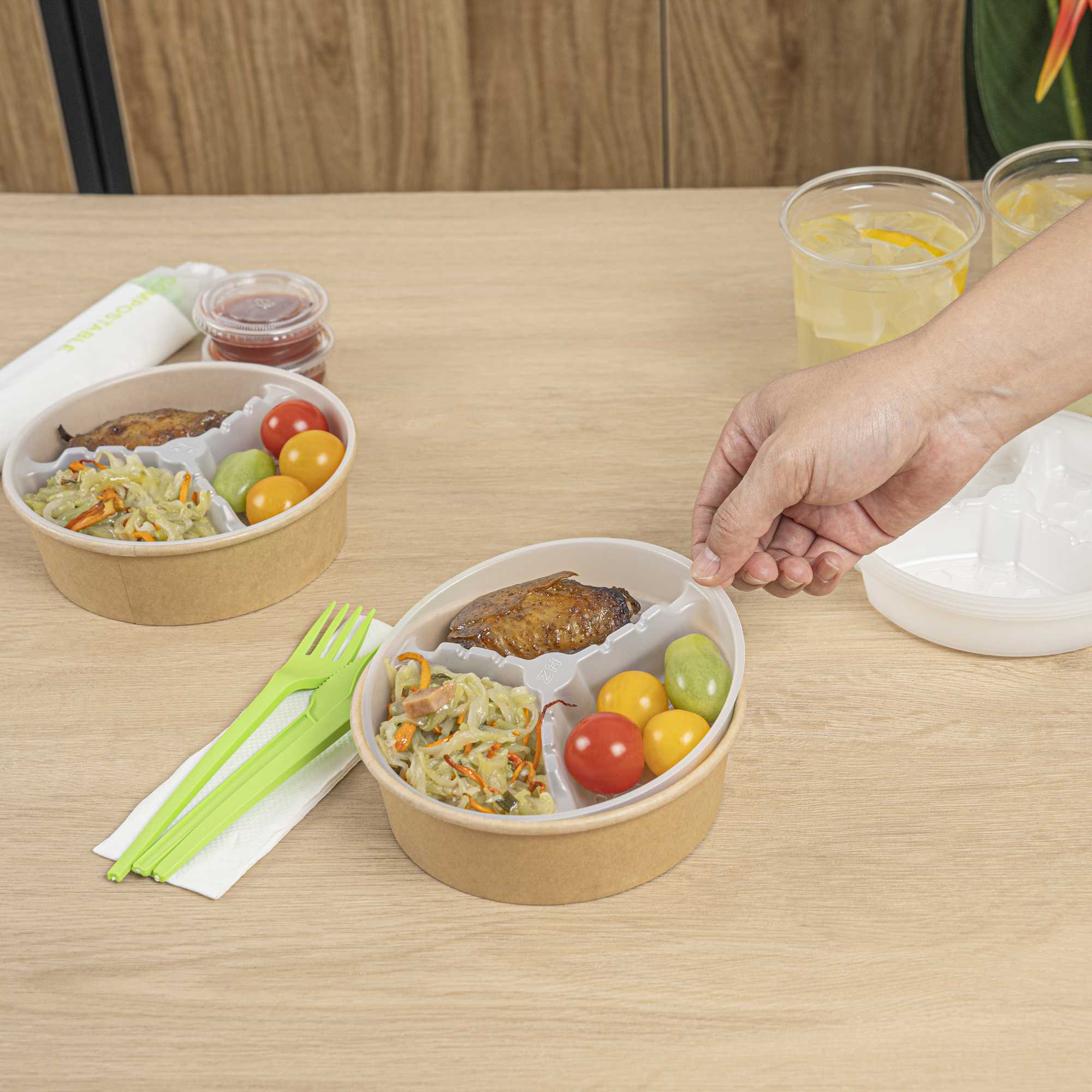 Bio Tek 12 oz White Plastic 3-Compartment Insert Tray - Fits 17-45 oz Containers - 200 count box