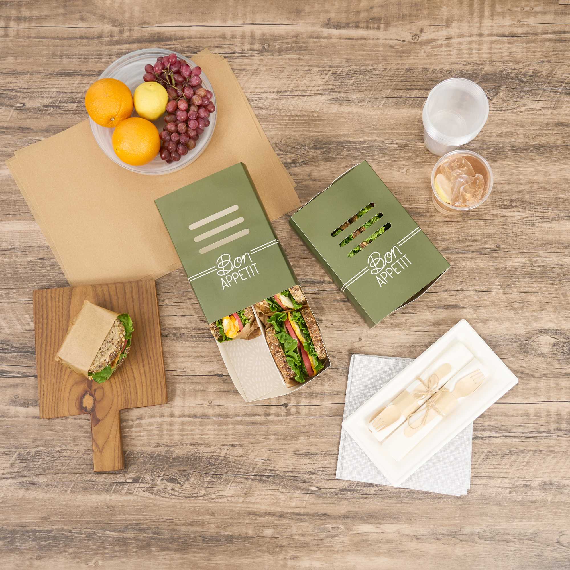 Cater Tek Rectangle Green Paper Hot Dog / Sandwich Tray - with Cover and Divider - 8 1/4" x 5 3/4" x 3 3/4" - 100 count box