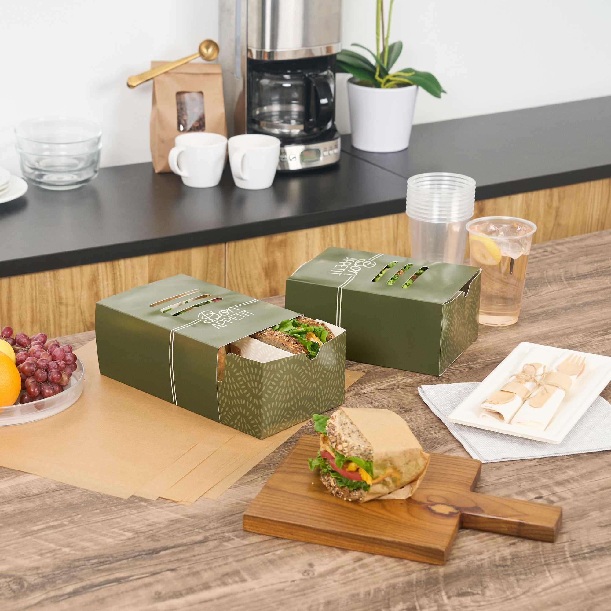 Cater Tek Rectangle Green Paper Hot Dog / Sandwich Tray - with Cover and Divider - 8 1/4" x 5 3/4" x 3 3/4" - 100 count box