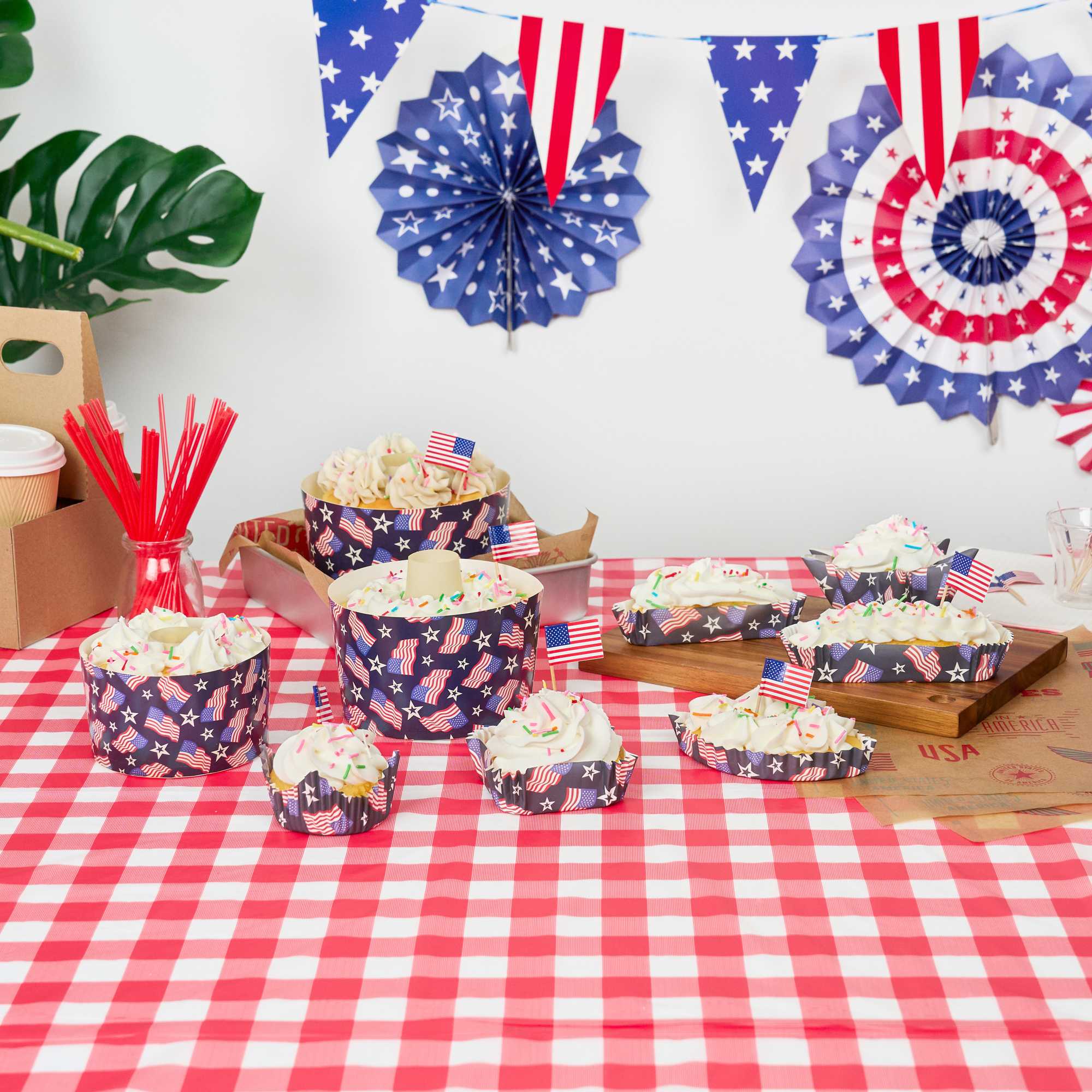 Panificio 53 oz Paper Angel Food Tube Pan - American Flag, Greaseproof - 5 3/4" x 5 3/4" x 3 3/4" - 100 count box