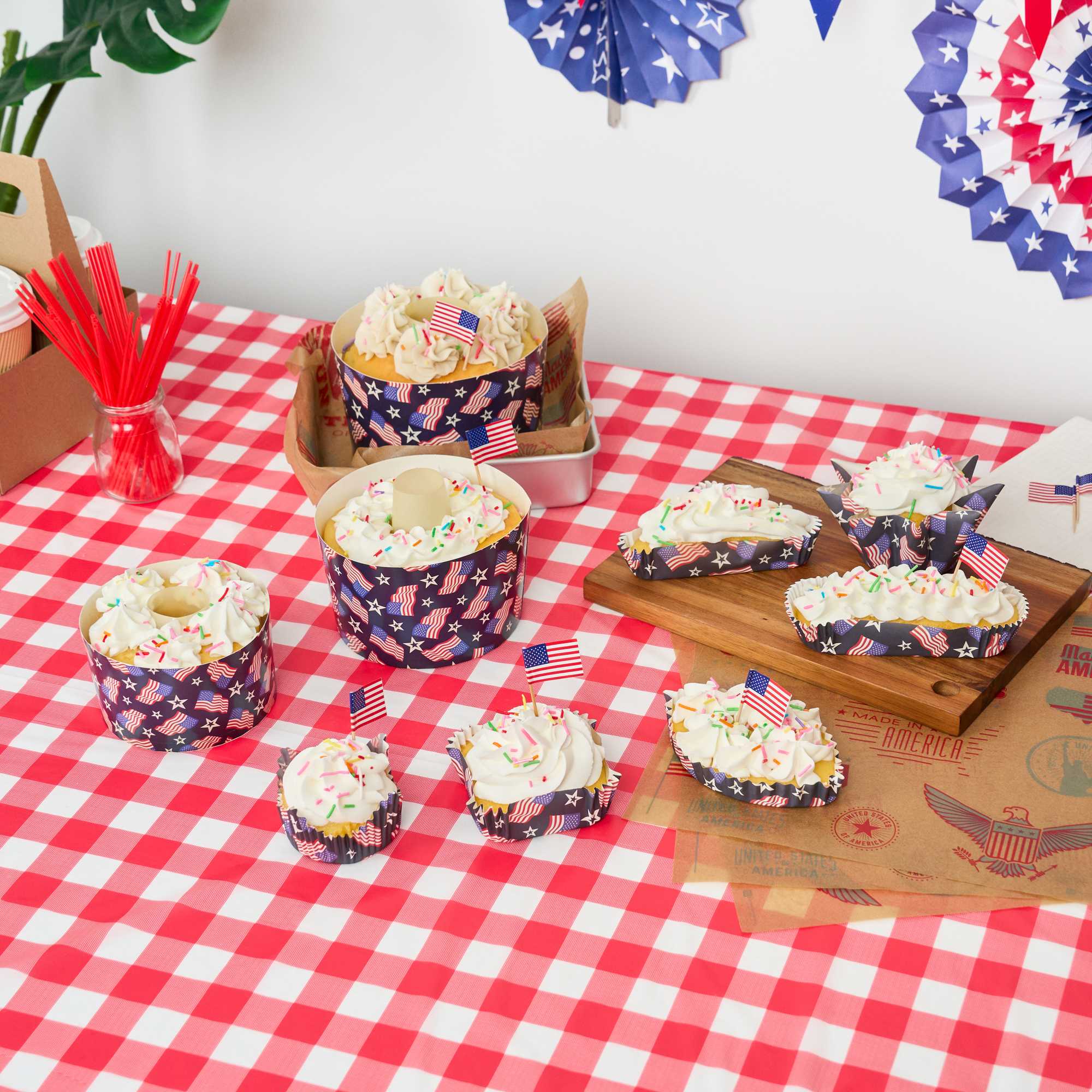 Panificio 53 oz Paper Angel Food Tube Pan - American Flag, Greaseproof - 5 3/4" x 5 3/4" x 3 3/4" - 100 count box